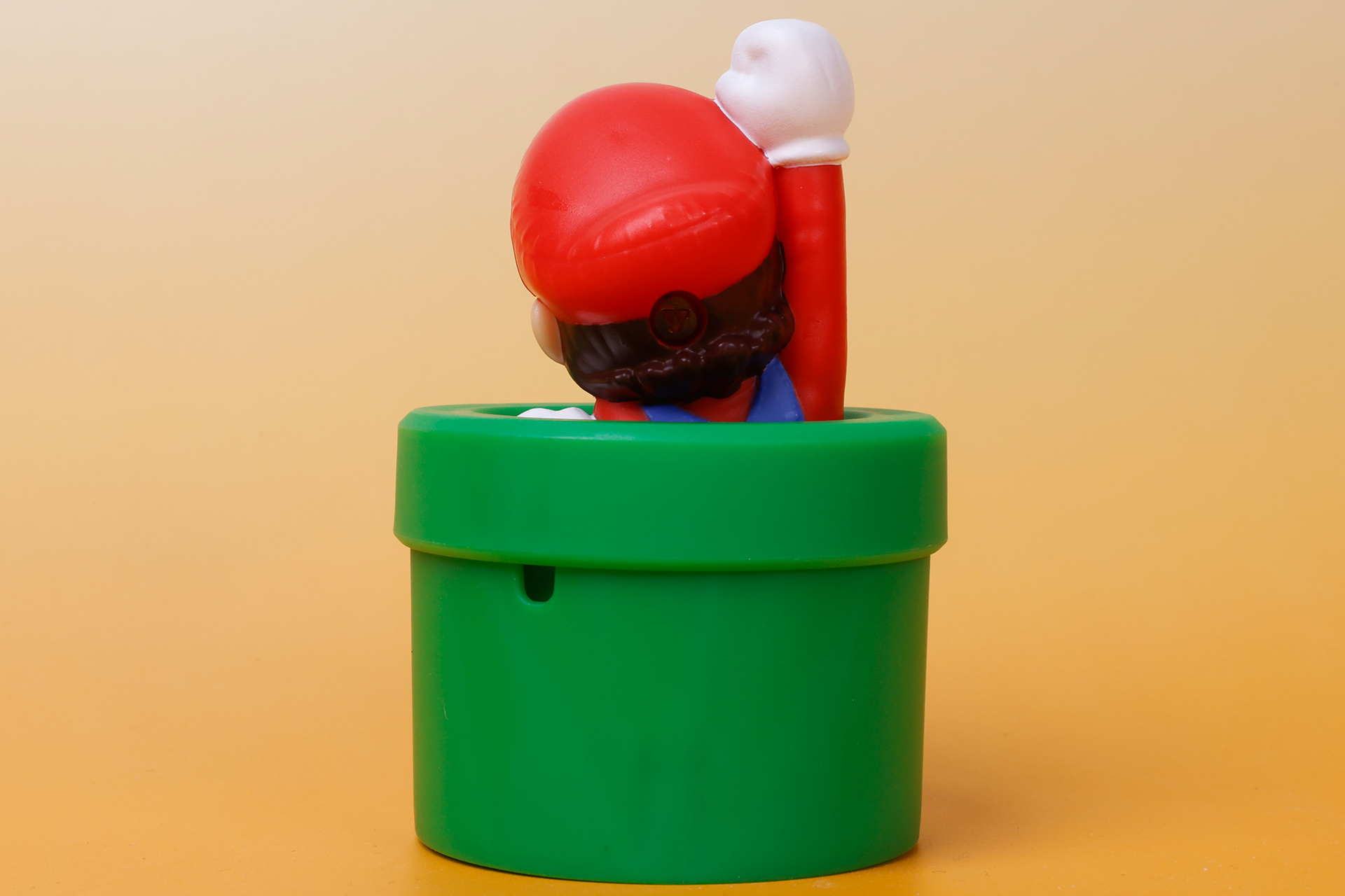 ゲームユーザーとしては背中越しのマリオの姿も馴染みが深そうだ!?