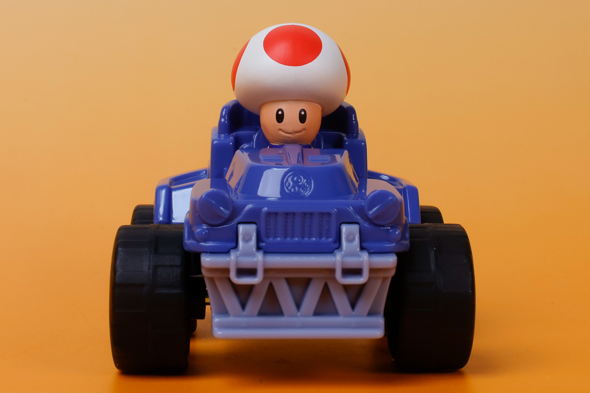 キノピオが乗っているのは、ぶっといタイヤを履いた4輪駆動のようなカートだ