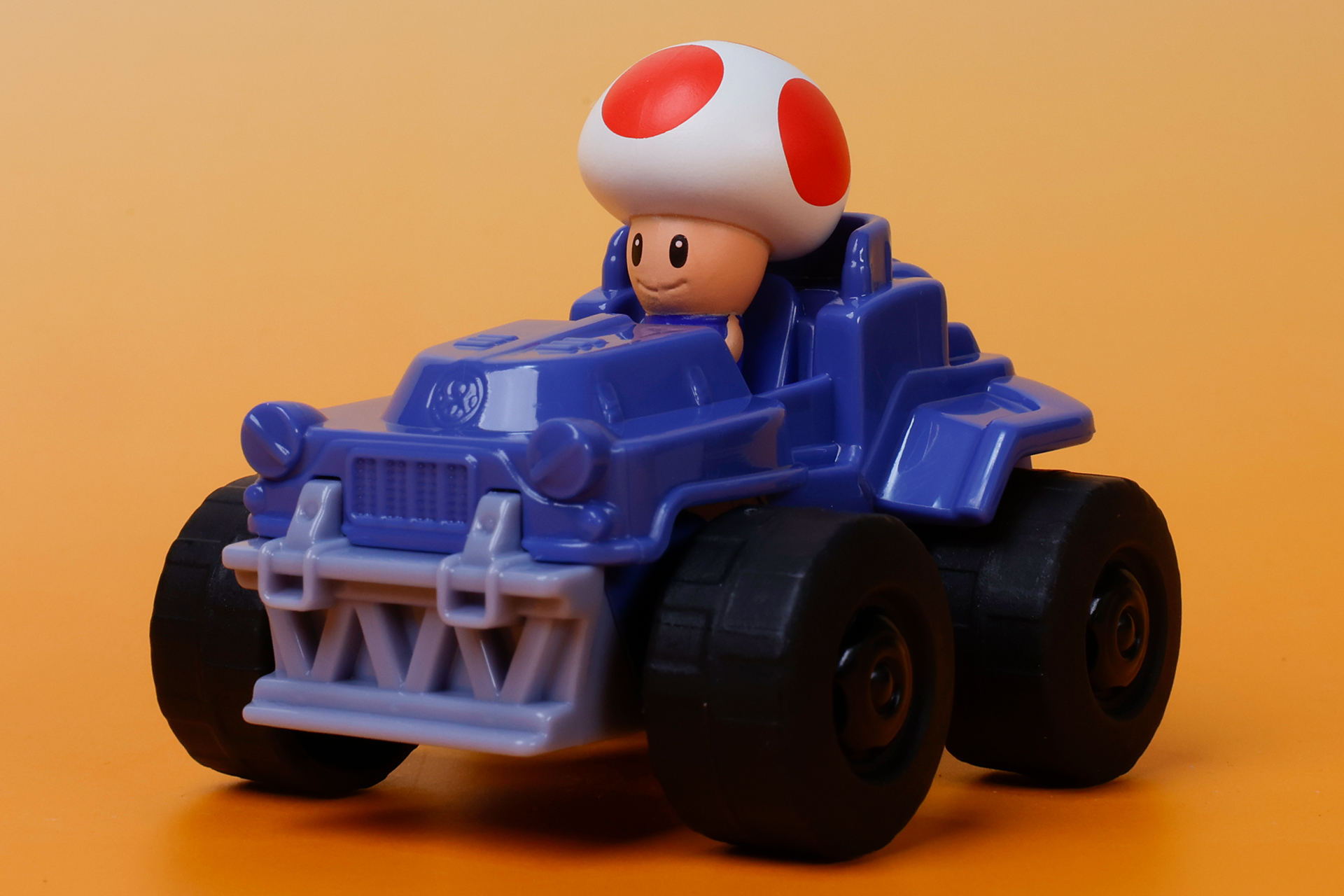 車のゴツさもあってか、キノピオがちょこんと乗せられているようだ