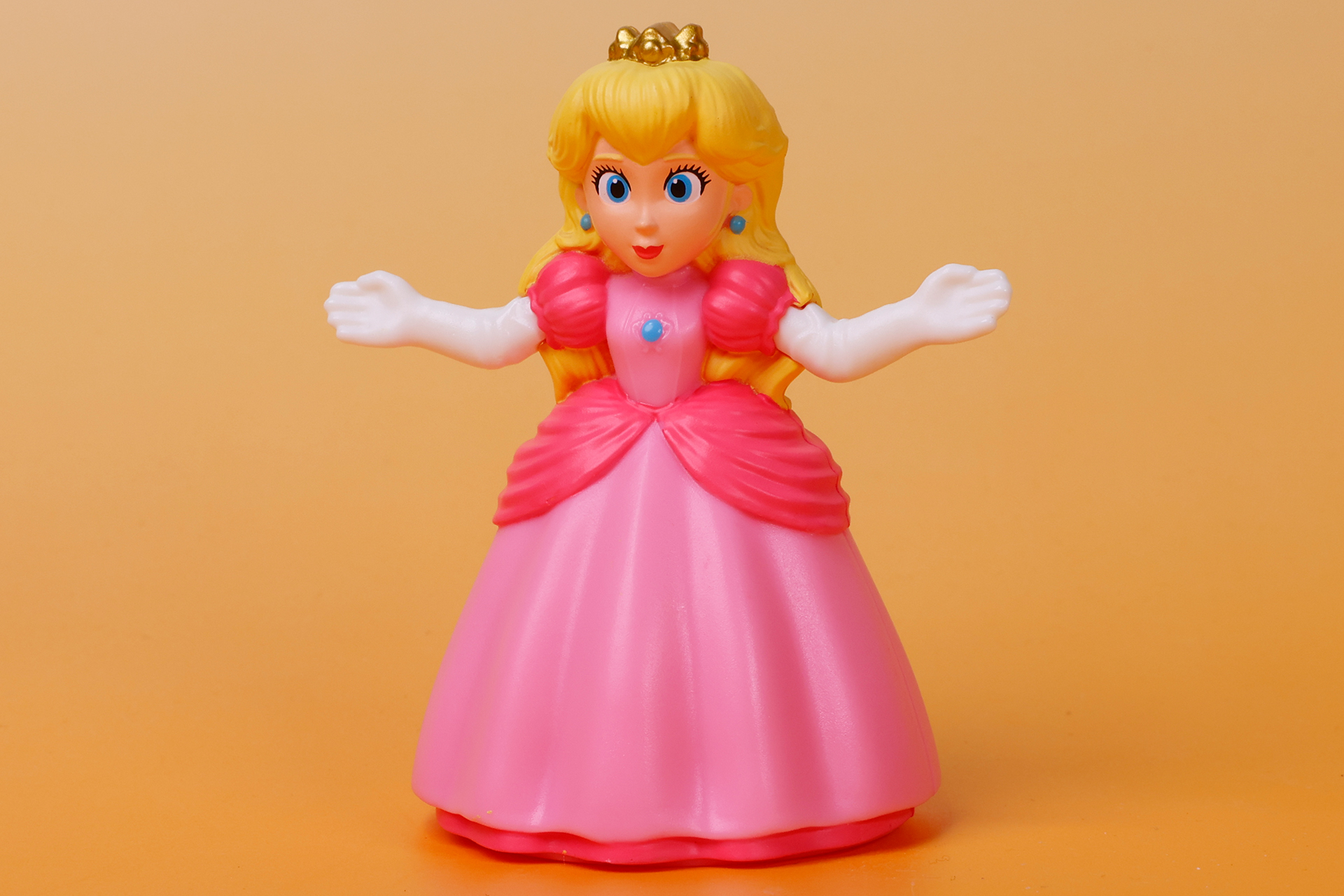 マリオを出迎えるためか、両手を広げた姿のピーチ姫
