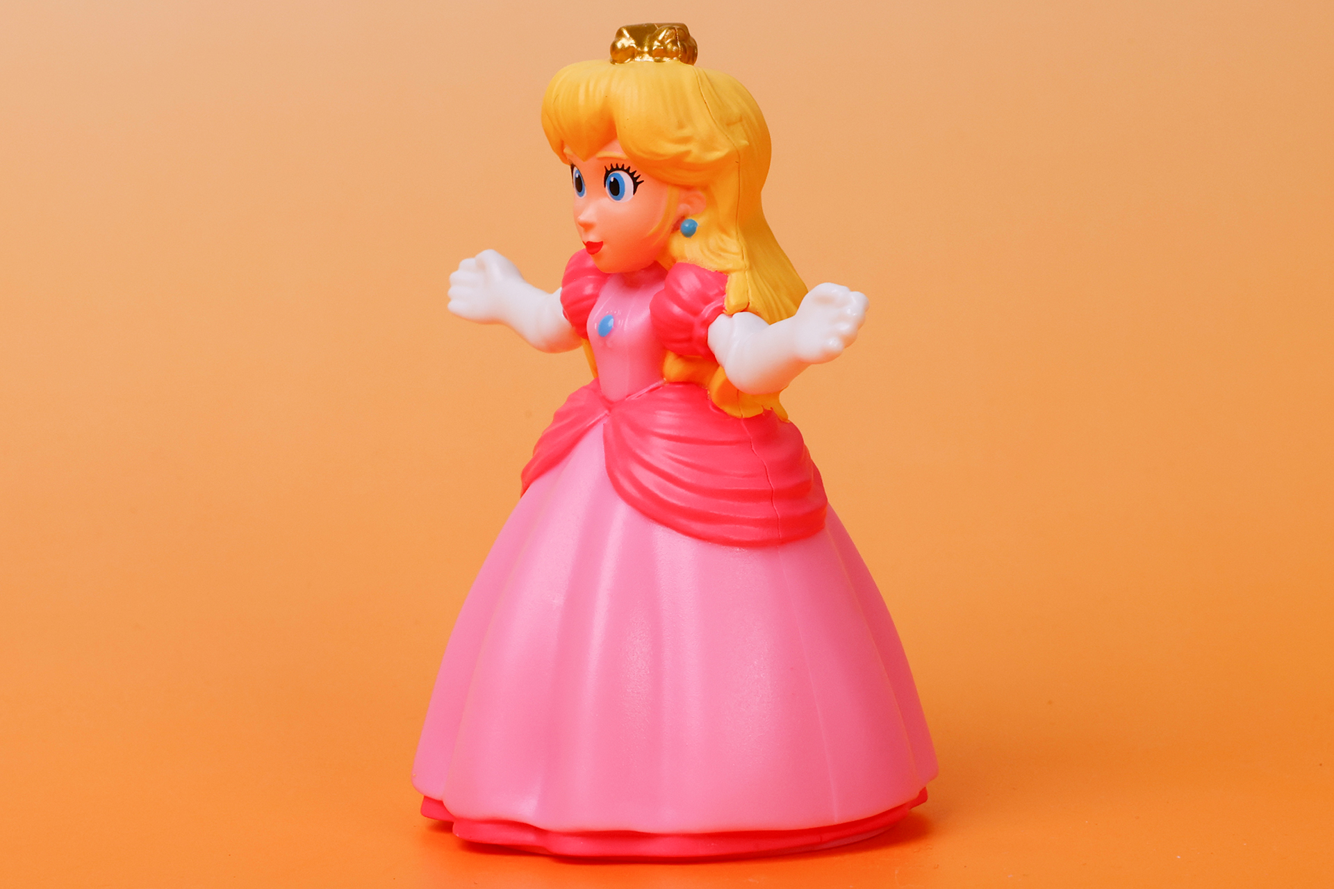 金髪とピンク色の豪華なドレスが似合っている