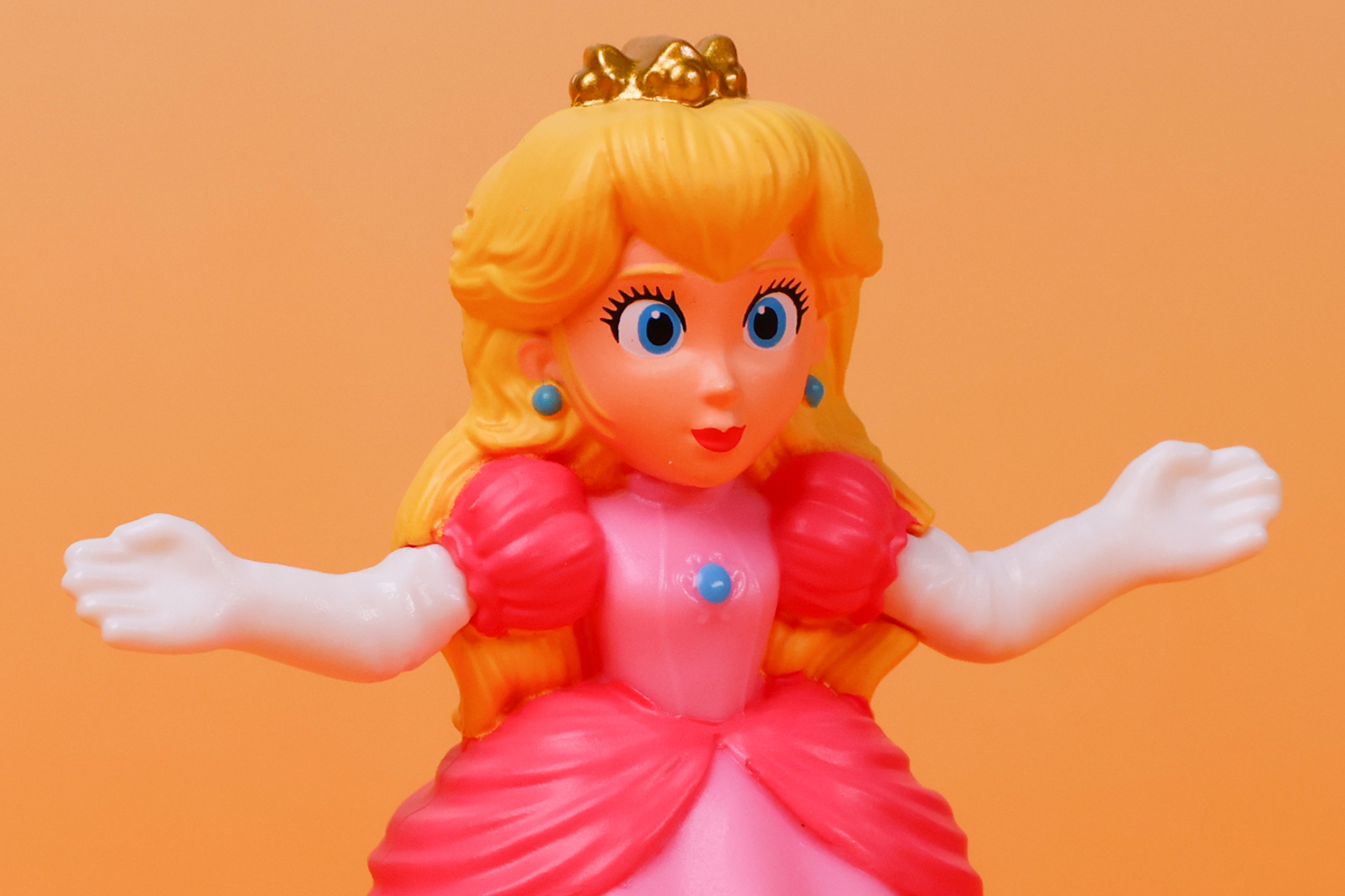 シールではなく、これだけ細かく彩色されているのは驚きだ