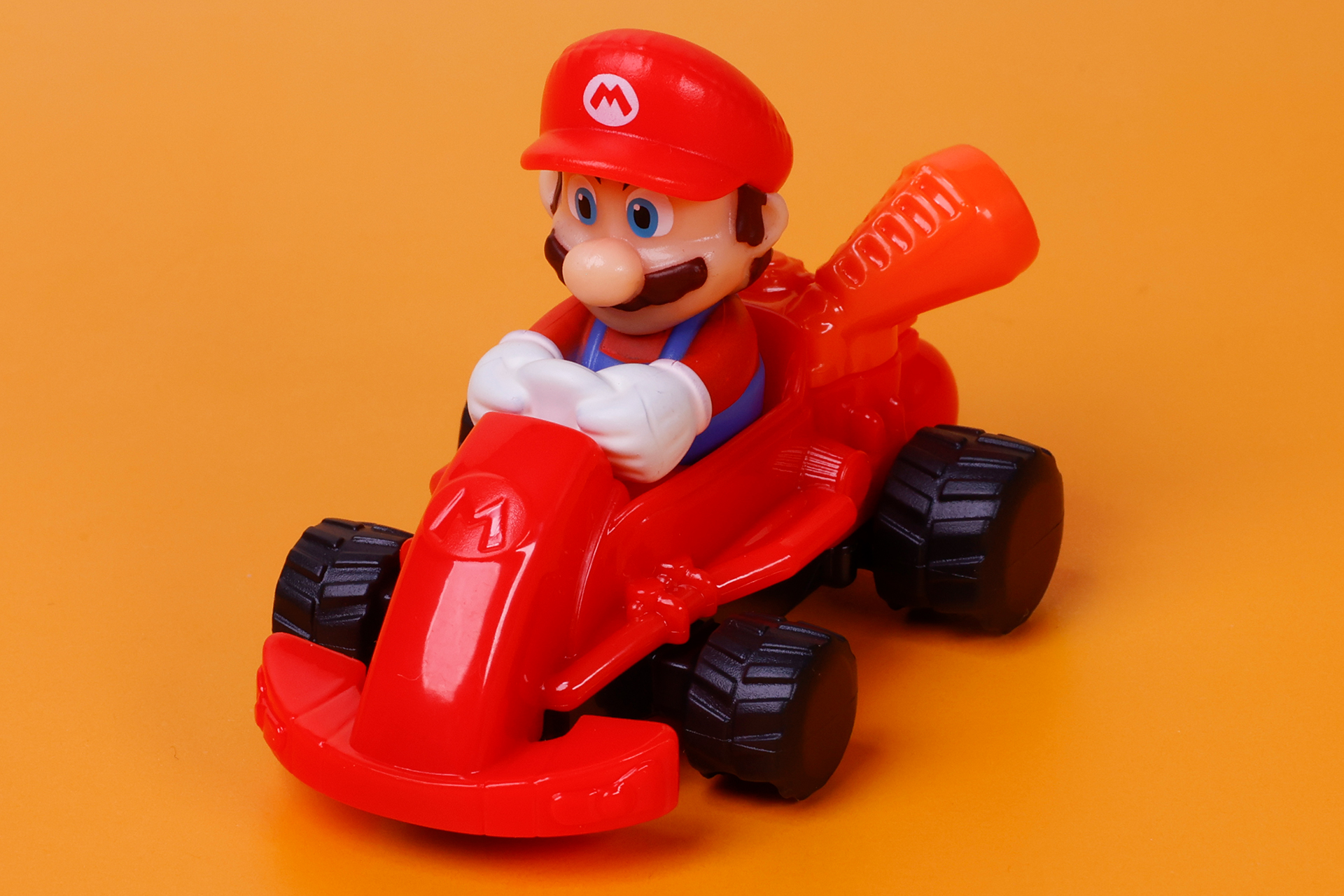 ゲームの「マリオカート」でもおなじみのスタイルがおもちゃで楽しめる