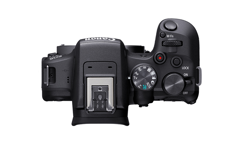 本体天面。初心者にも安心な「シーンモード」を含むモードダイヤルがある