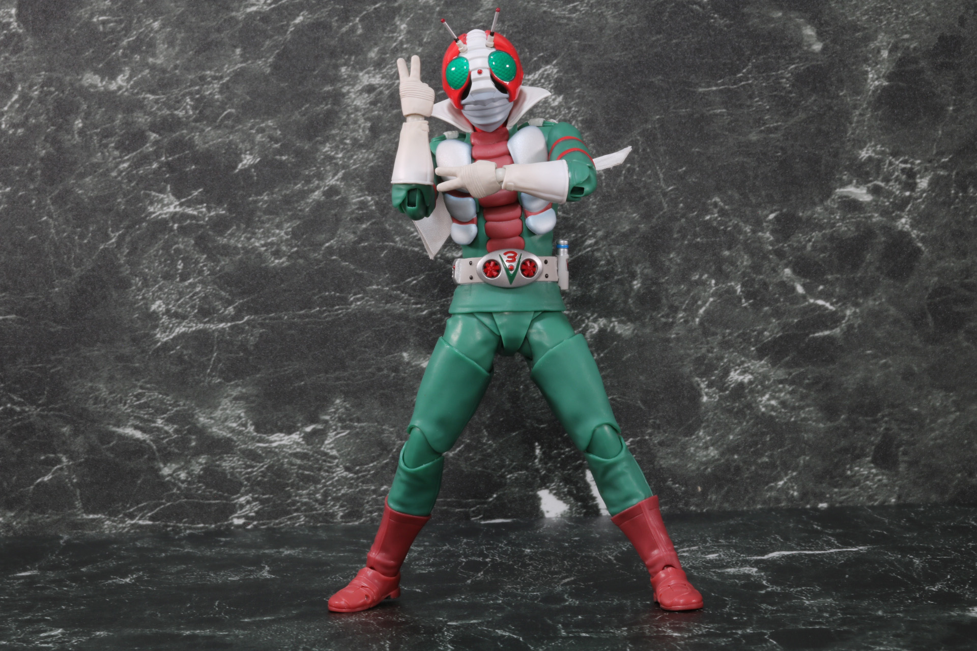 印象的な仮面ライダーV3のポーズも再現できる
