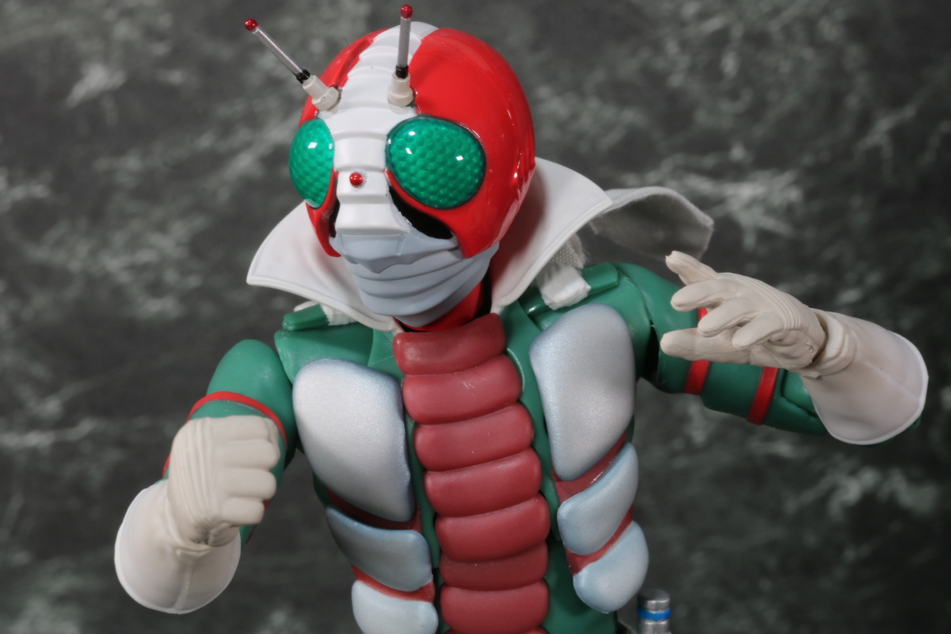 「V3ホッパー」を打ち上げるポーズも再現できる