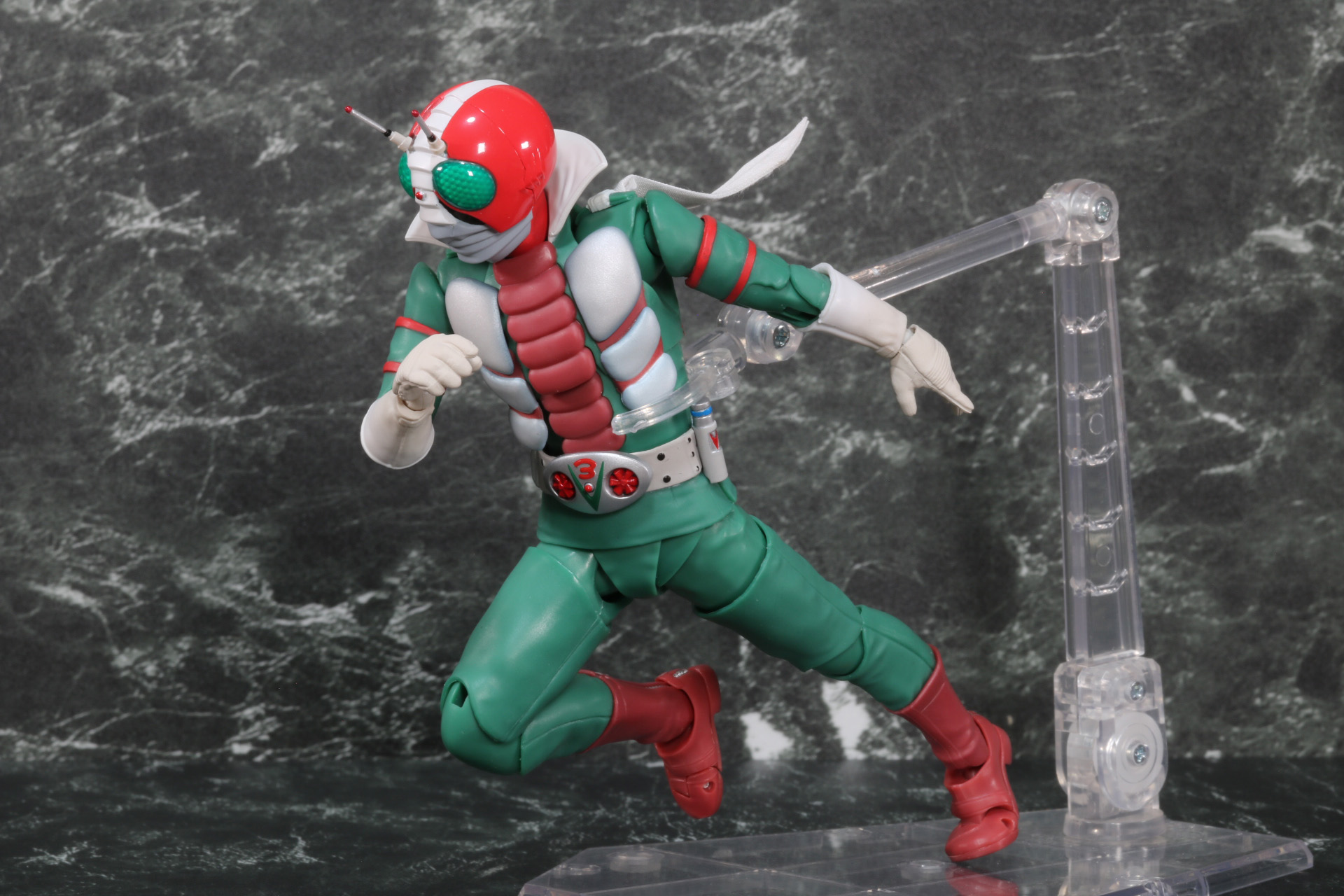 仮面ライダーといえばライダーキック！ 仮面ライダーV3の「V3キック」も