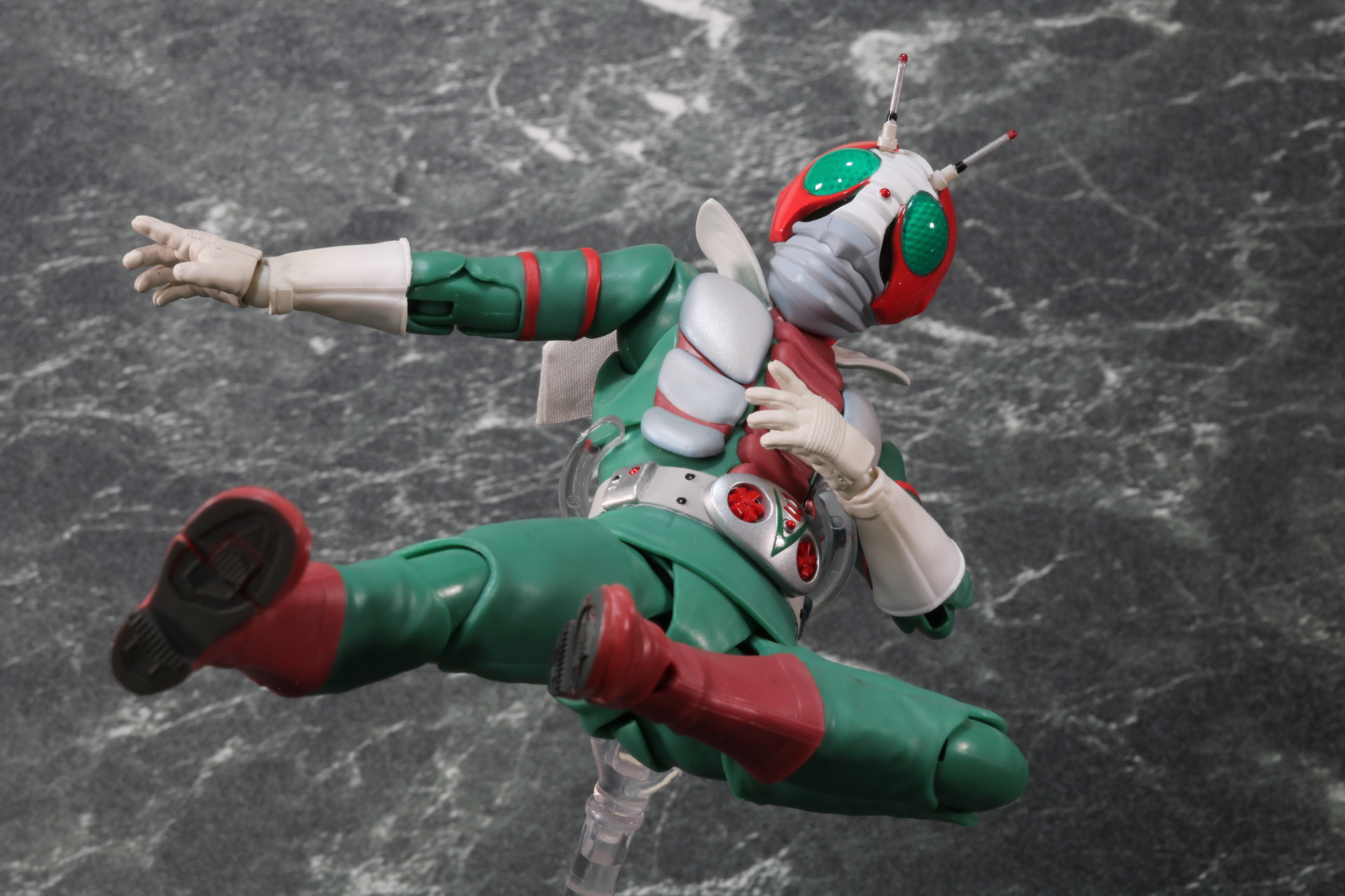 仮面ライダーといえばライダーキック！ 仮面ライダーV3の「V3キック」も