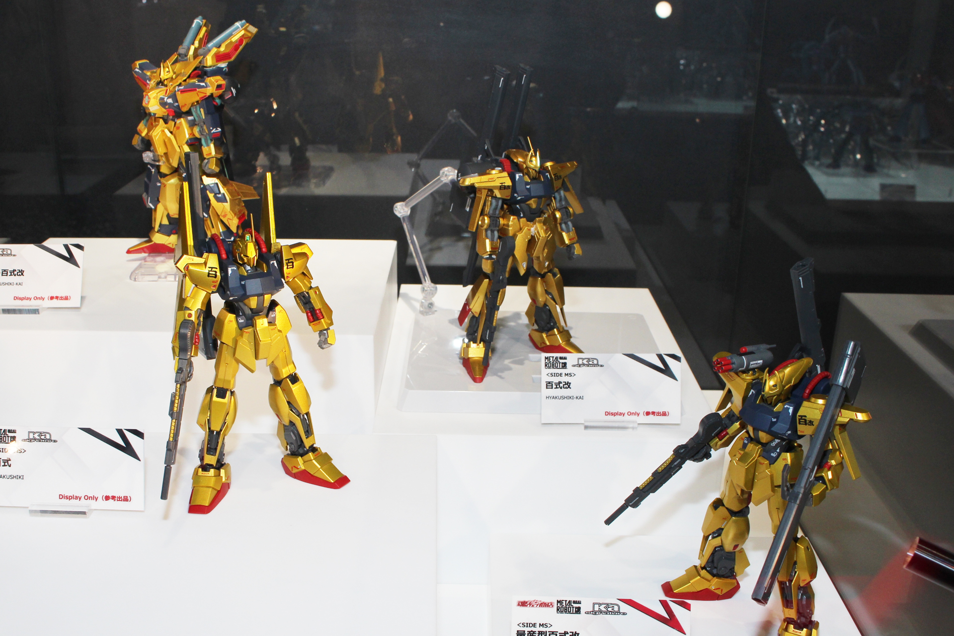 「METAL ROBOT魂＜SIDE MS＞(Ka signature)」百式シリーズの展示コーナー。フルアーマー百式改（左奥）、百式（左手前）、百式改（右奥）、量産型百式改（右手前）