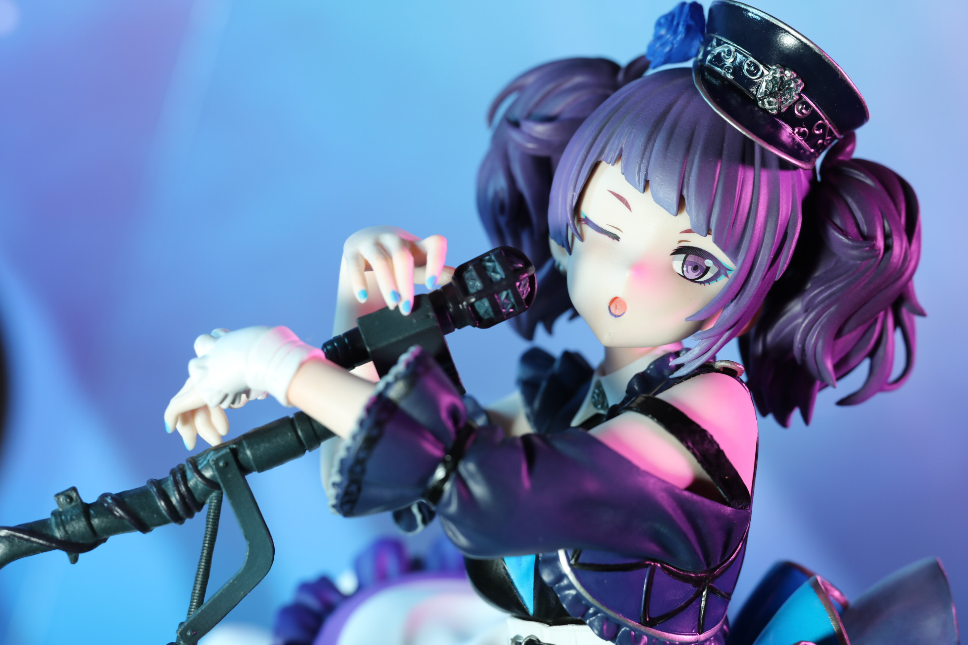 「『アイドルマスター シャイニーカラーズ 田中摩美々 ルフォンドゥ・ラメールver.』レビュー」より1枚。カラー照明となっているが、本製品に“透明折り紙”を挟んでいるとのこと