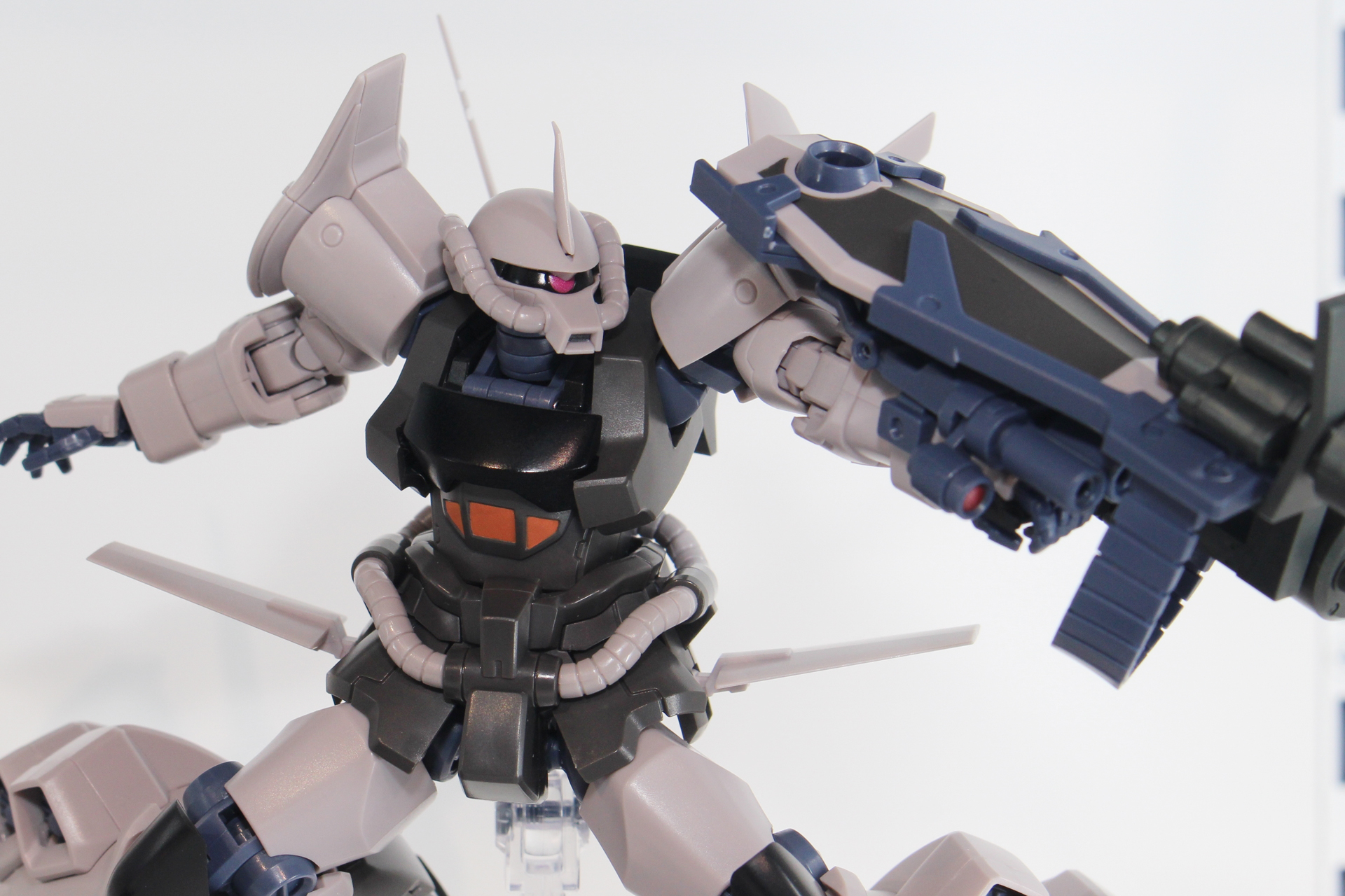 「第08MS小隊」最終話で、アプサラスIIIとともに降下する様子が印象深い