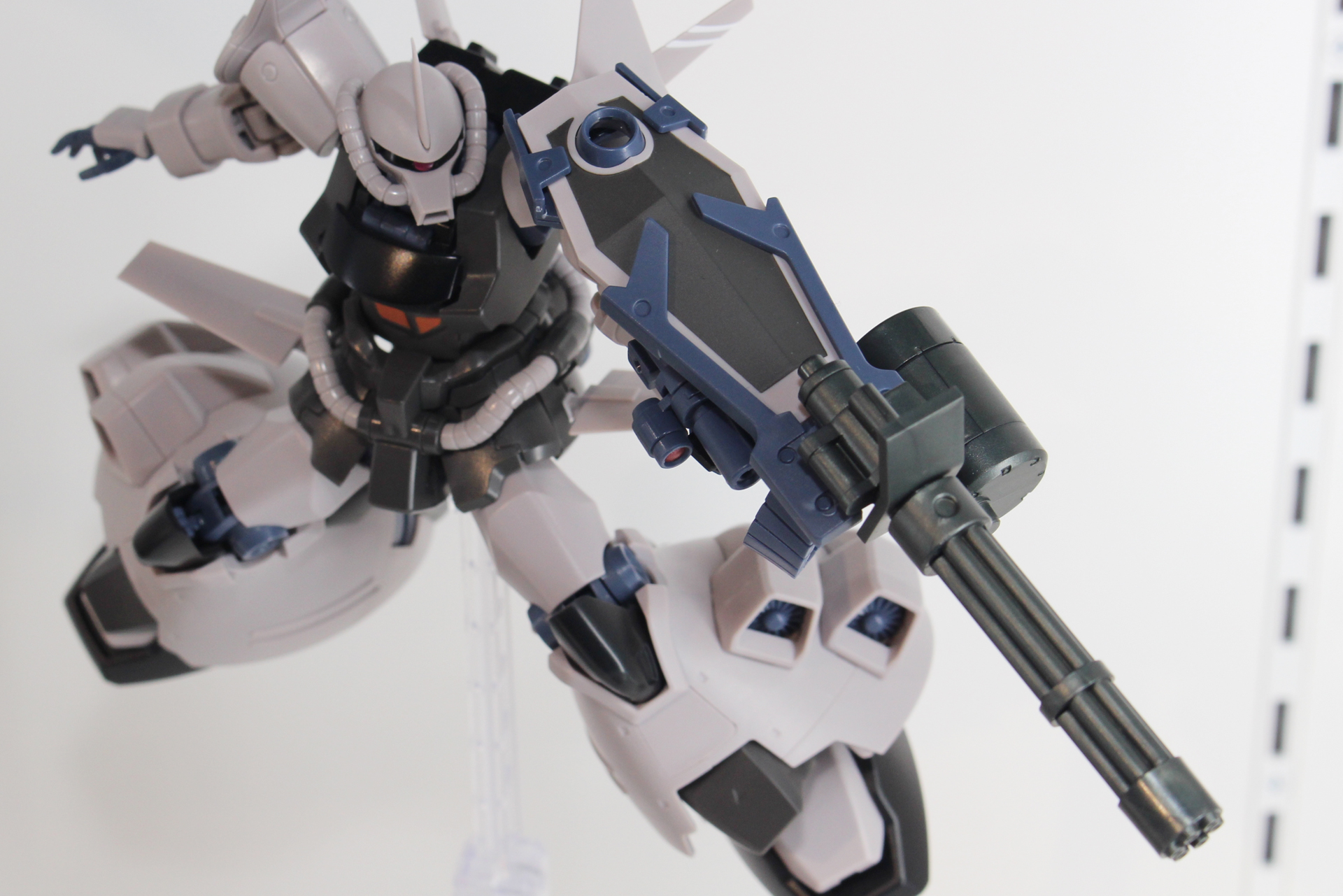 メイン武装となるガトリング・シールド。その裏にはヒート・サーベルを収納できる