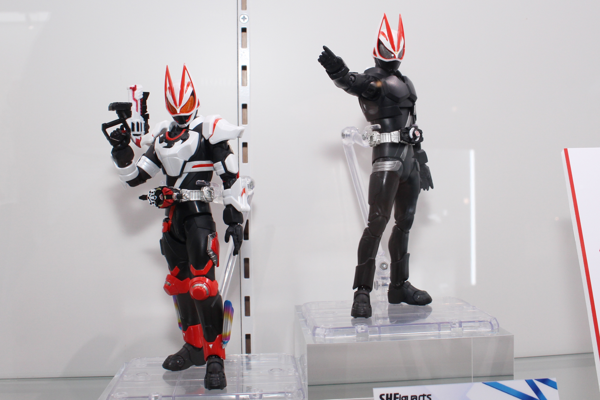 「S.H.Figuarts 仮面ライダーギーツ マグナムブーストフォーム（初回生産）」（左）と「S.H.Figuarts 仮面ライダーギーツ エントリーレイズフォーム」（右）