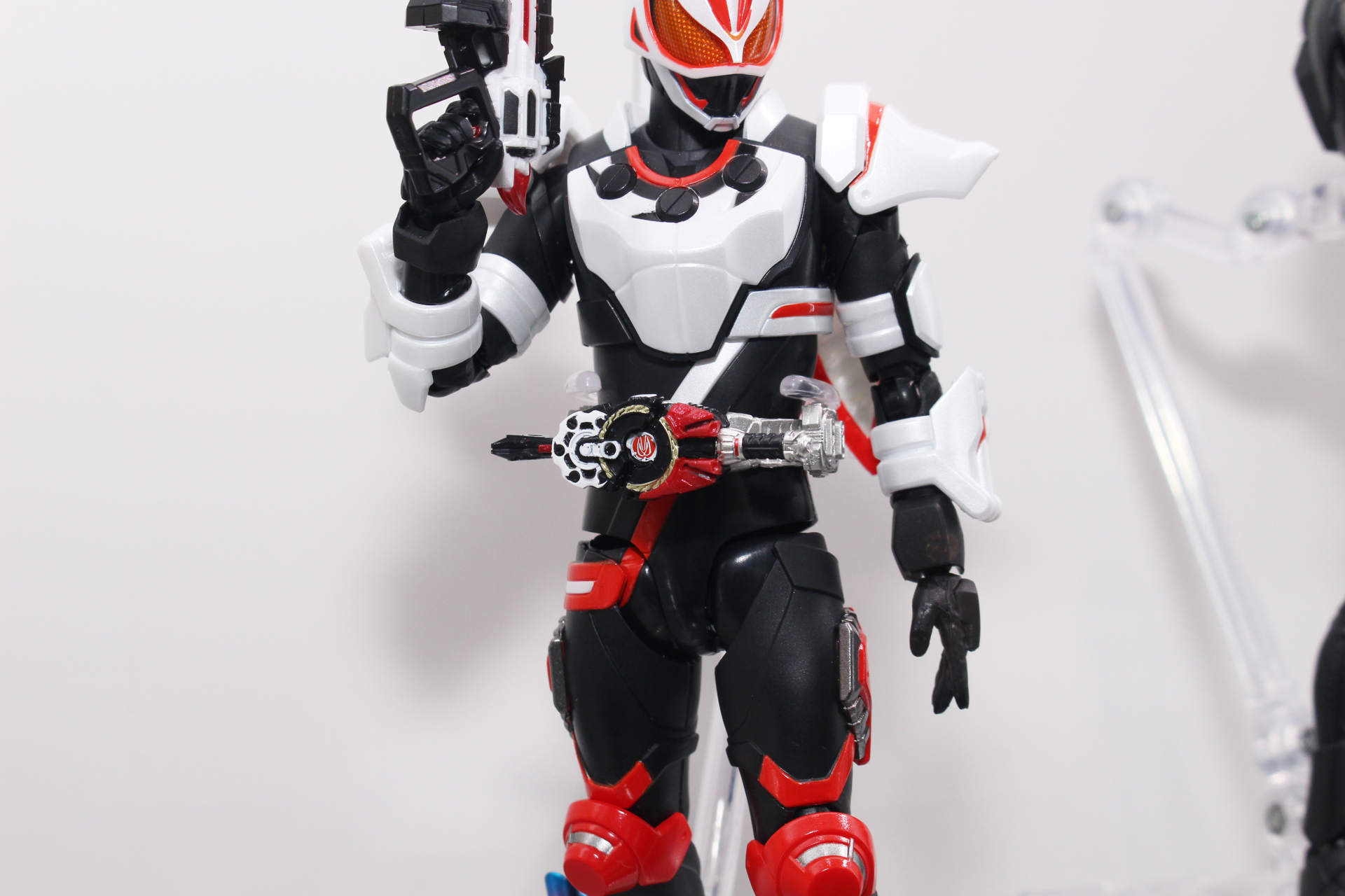 ドライバーとバックルも完成度が高い。腕のアーマードガンも展開可能だ