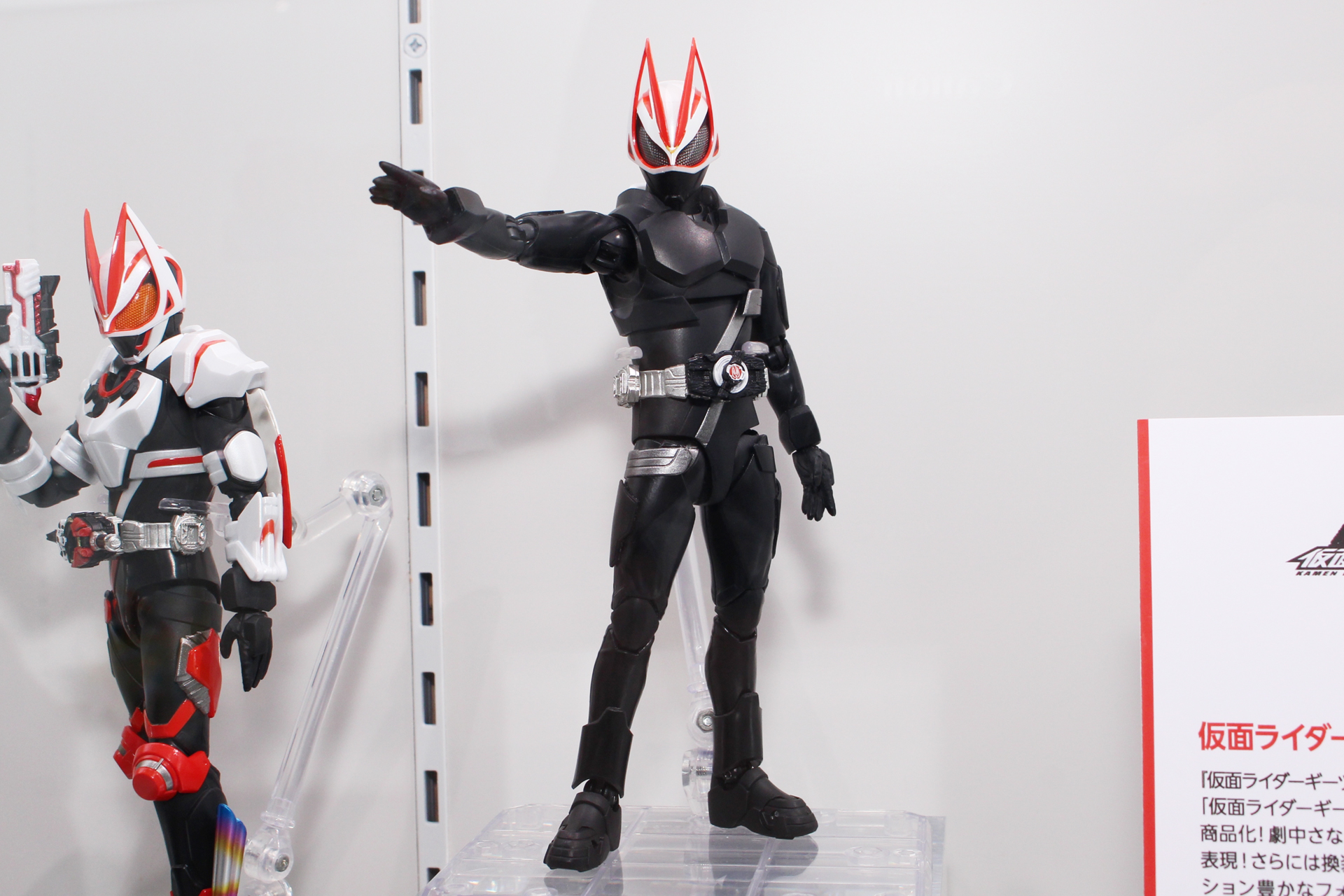 シンプルな意匠のエントリーレイズフォーム。複眼に色がないのもポイント