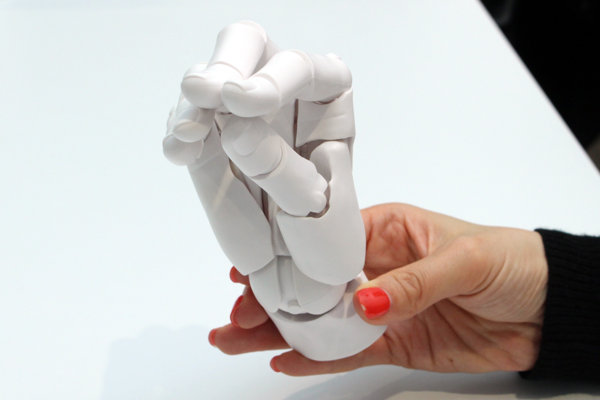 指先の角度に注目。実物の手と同様にわずかに爪側に反る可動範囲を確保している