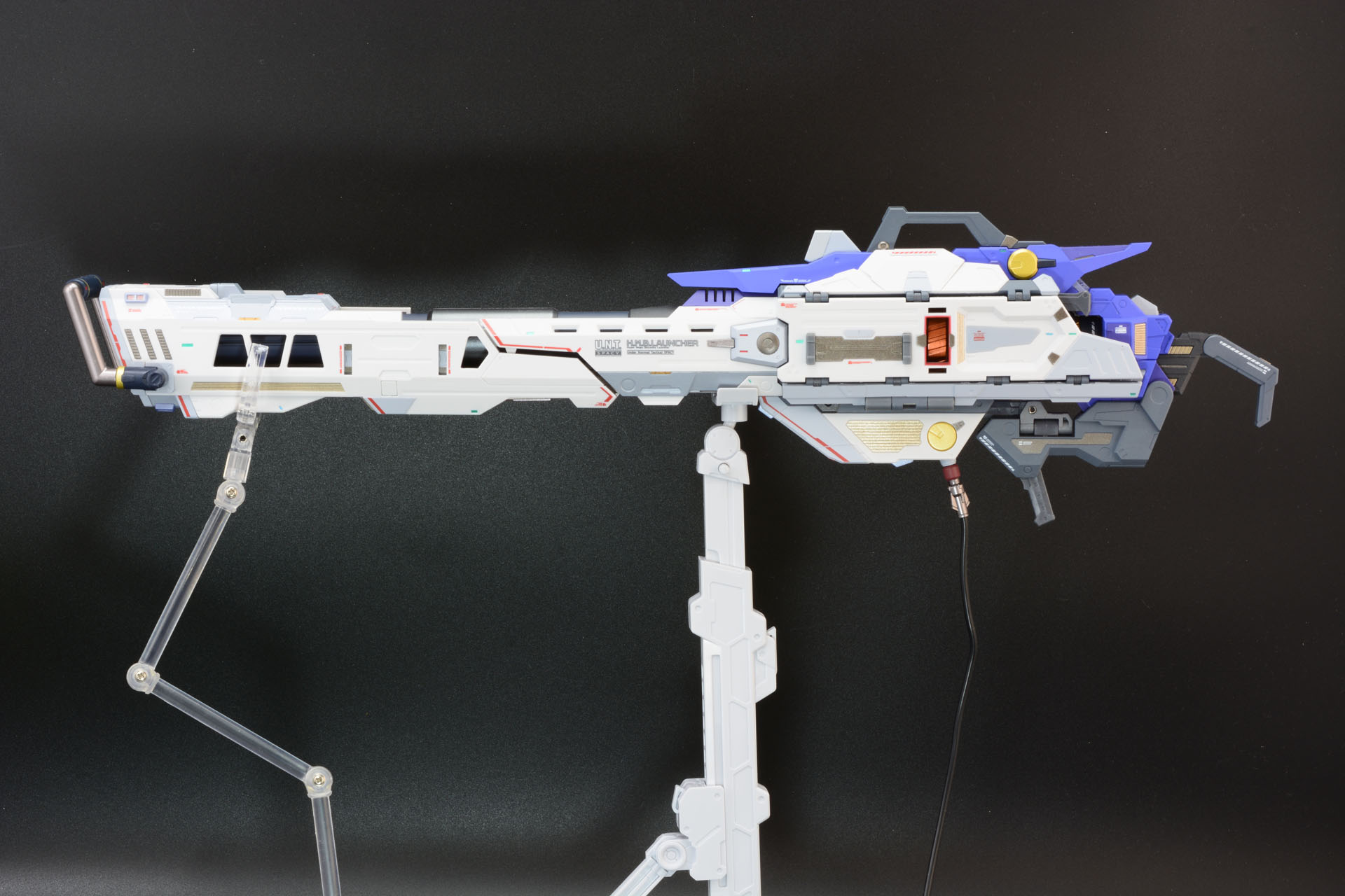 スマートな宇宙戦艦のようなシルエット