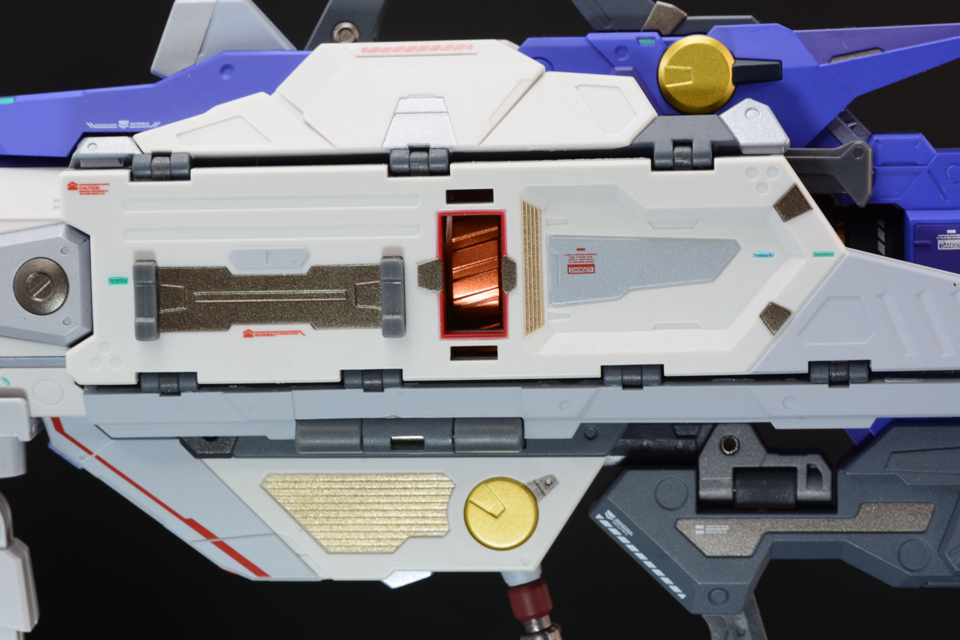 砲基部も装甲に覆われている。注意書きなども細かい