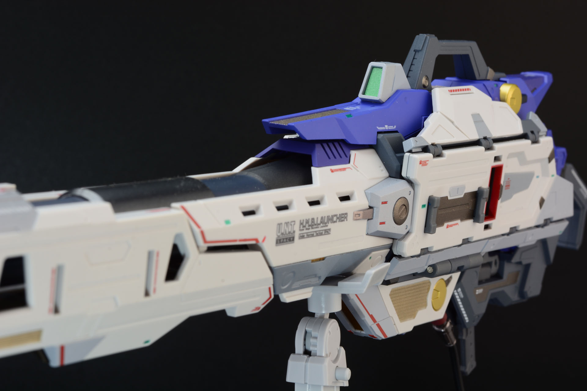 上部にはセンサーも。ビームライフルを巨大化したデザインだ