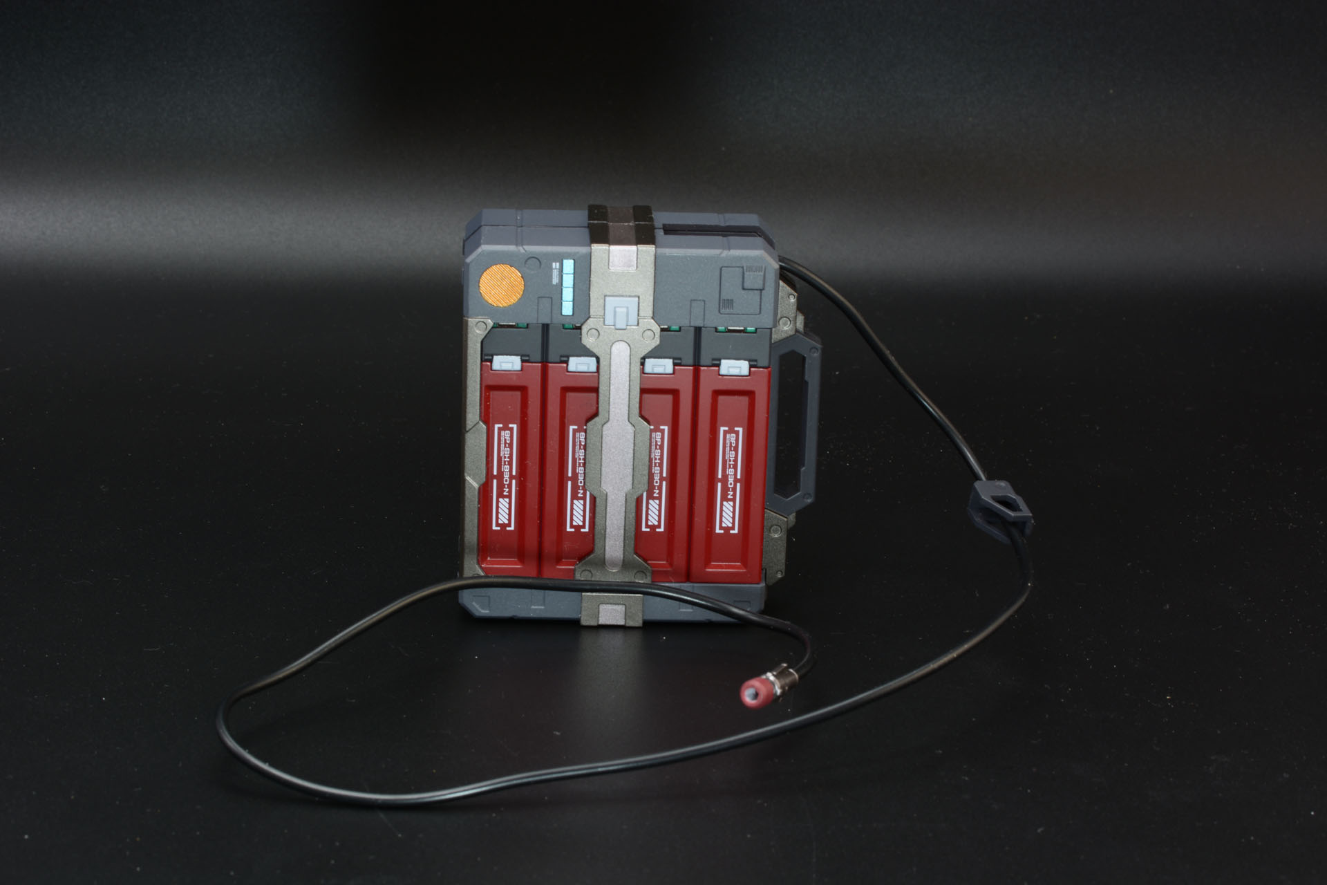 MSのサイズを考えると巨大なバッテリーパックだが、射撃用の電源と考えると心許ない。細かい設定はされてないので、1～2発分の電源として持ち運べるという解釈も面白い