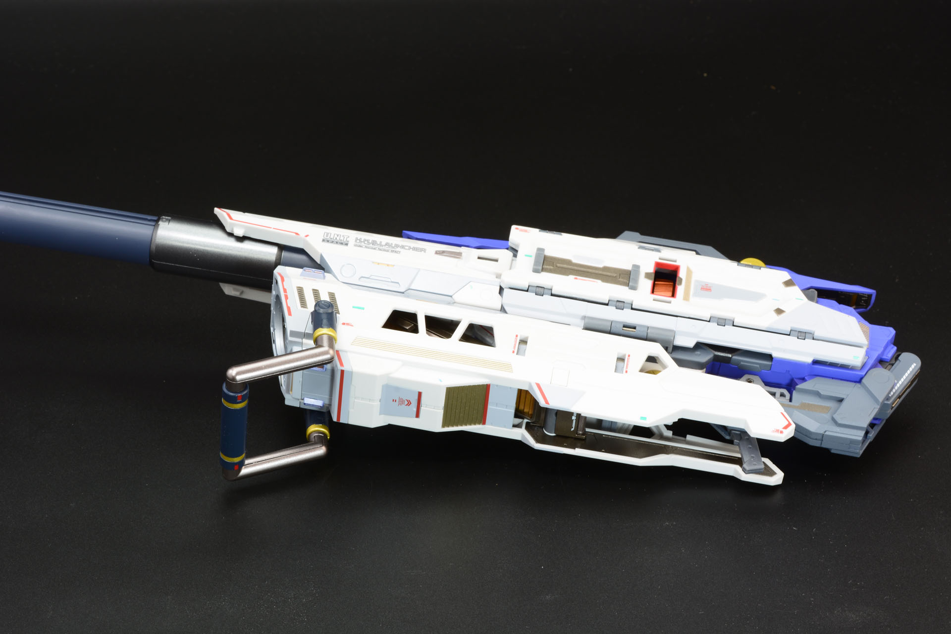 カバーは砲の下に移動する。先端の砲口部分にはセンサーが現れる