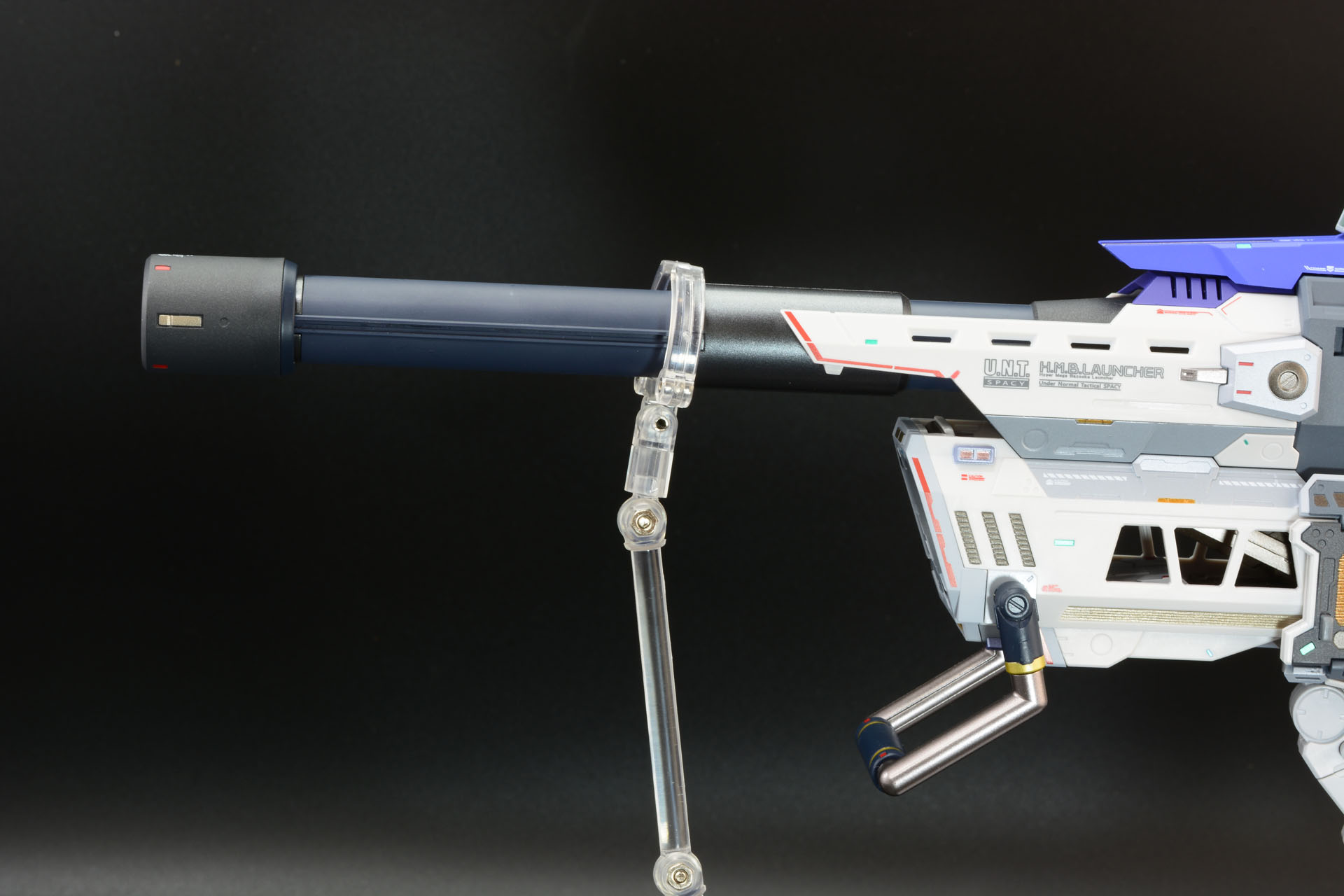 長い砲身がさらに長く。膨らんでいる部分も移動している。ビームの収束に影響するユニットと考えると面白い。