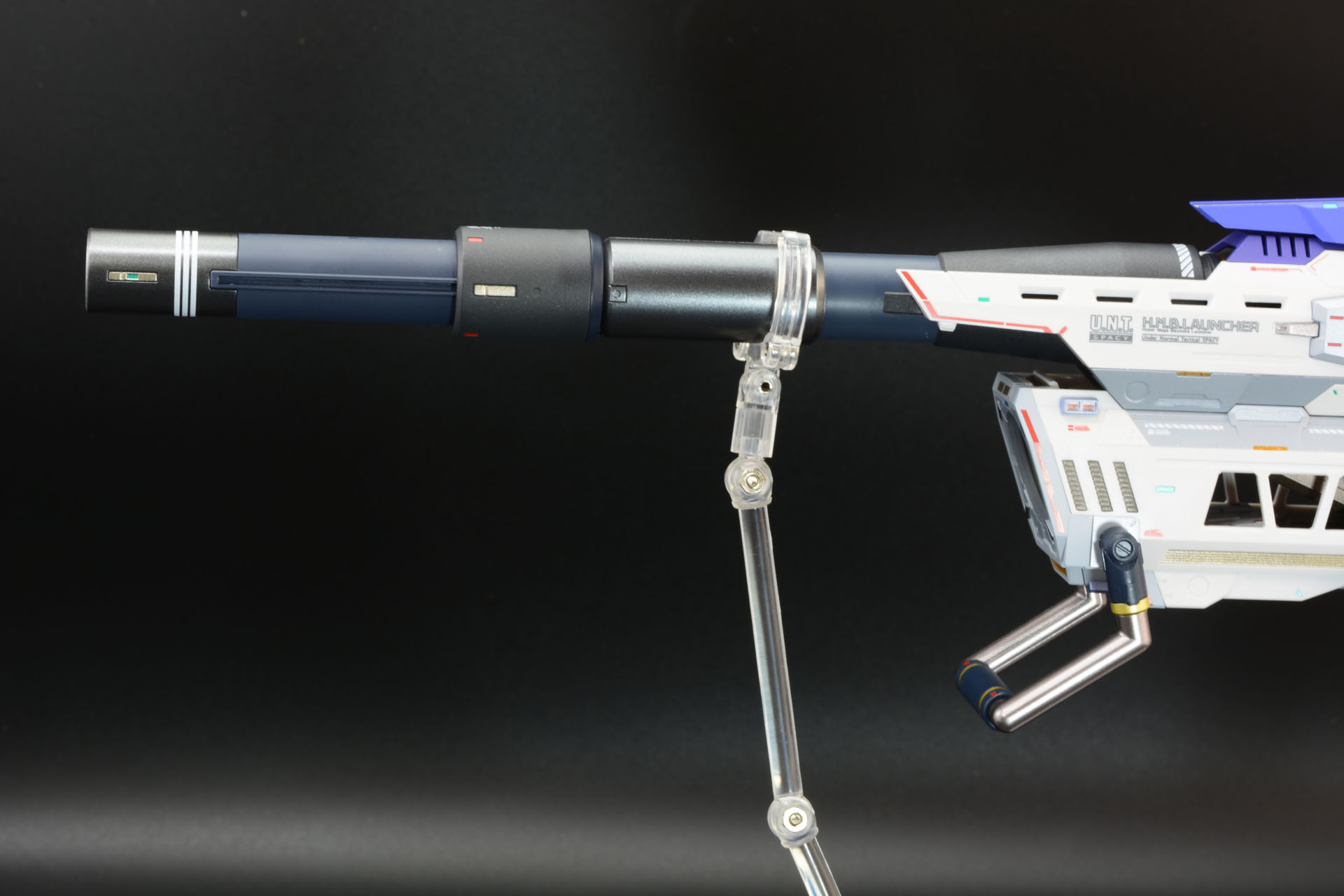 長い砲身がさらに長く。膨らんでいる部分も移動している。ビームの収束に影響するユニットと考えると面白い。