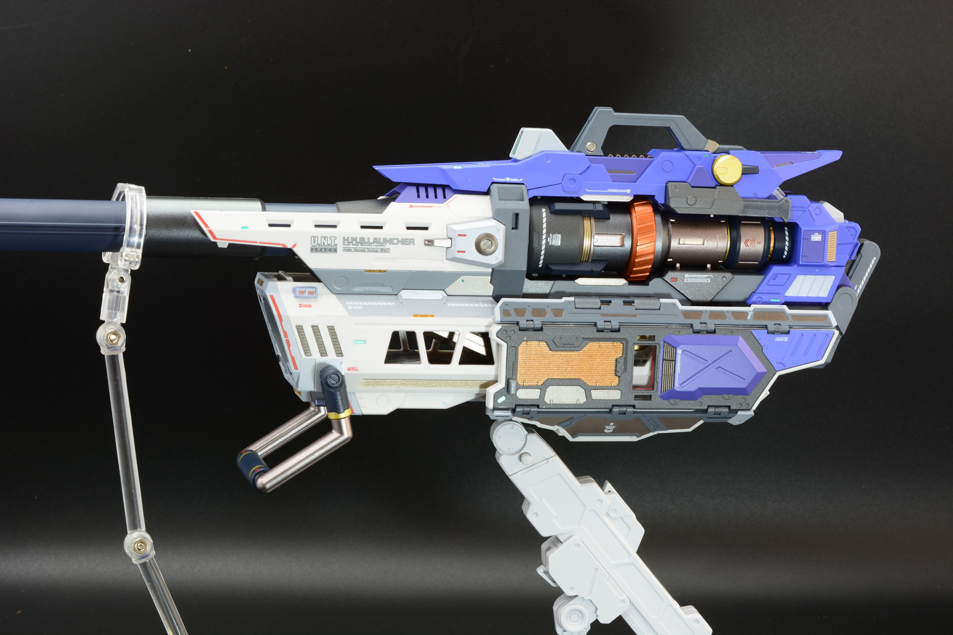 基部も装甲が外れ内部機構があらわになる。空気のない宇宙空間ではカバーを開いても冷却は高まらないとは思うが、収束砲撃形態では機関の発熱が大幅に上がるためカバーを外すという解釈かもしれない