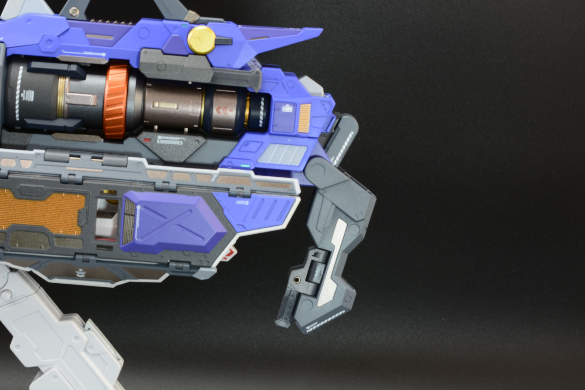 尾部を展開。本体に較べ小さなグリップが出現する