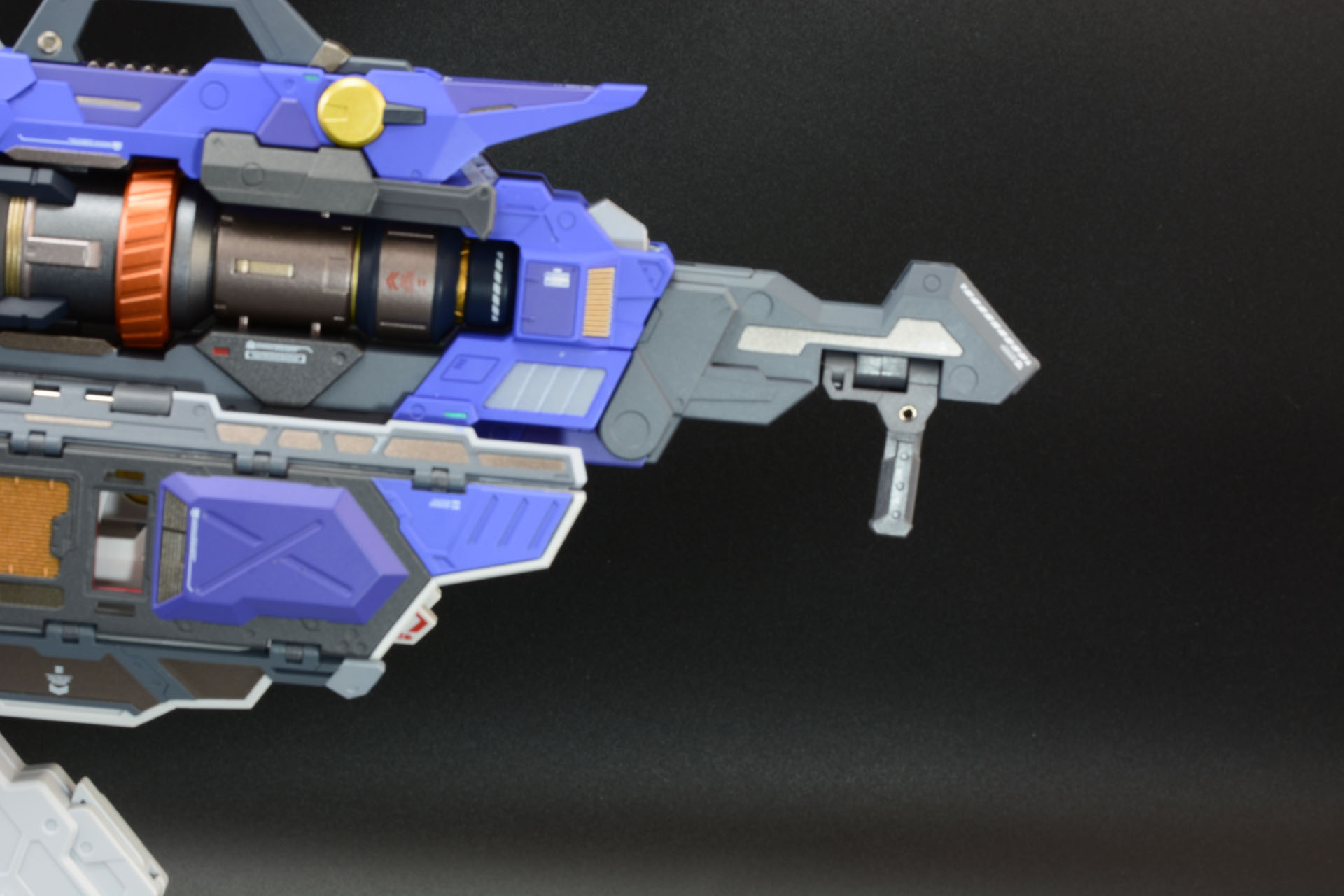 尾部を展開。本体に較べ小さなグリップが出現する