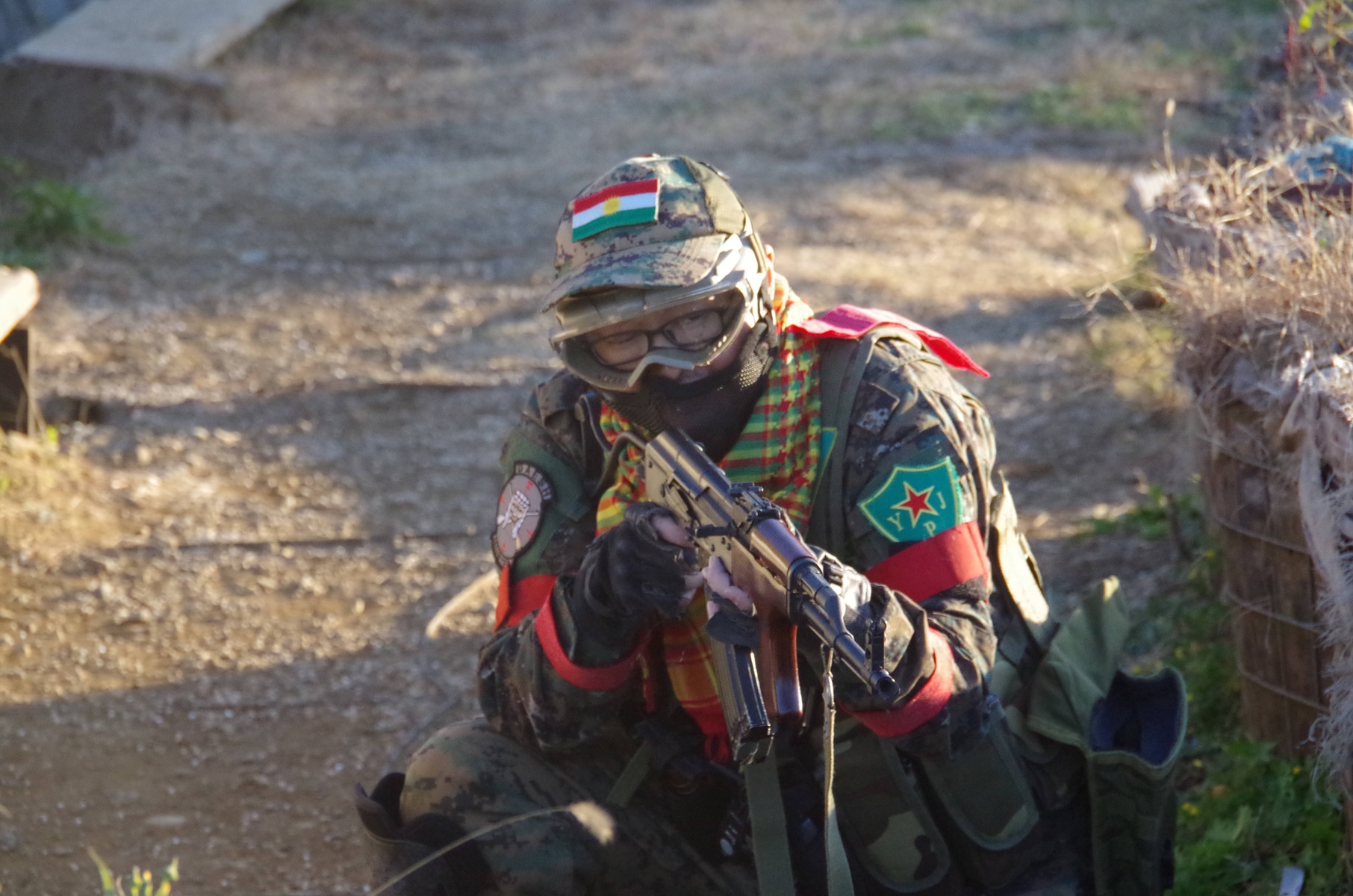 中東地域で活動するクルド部隊装備の筆者