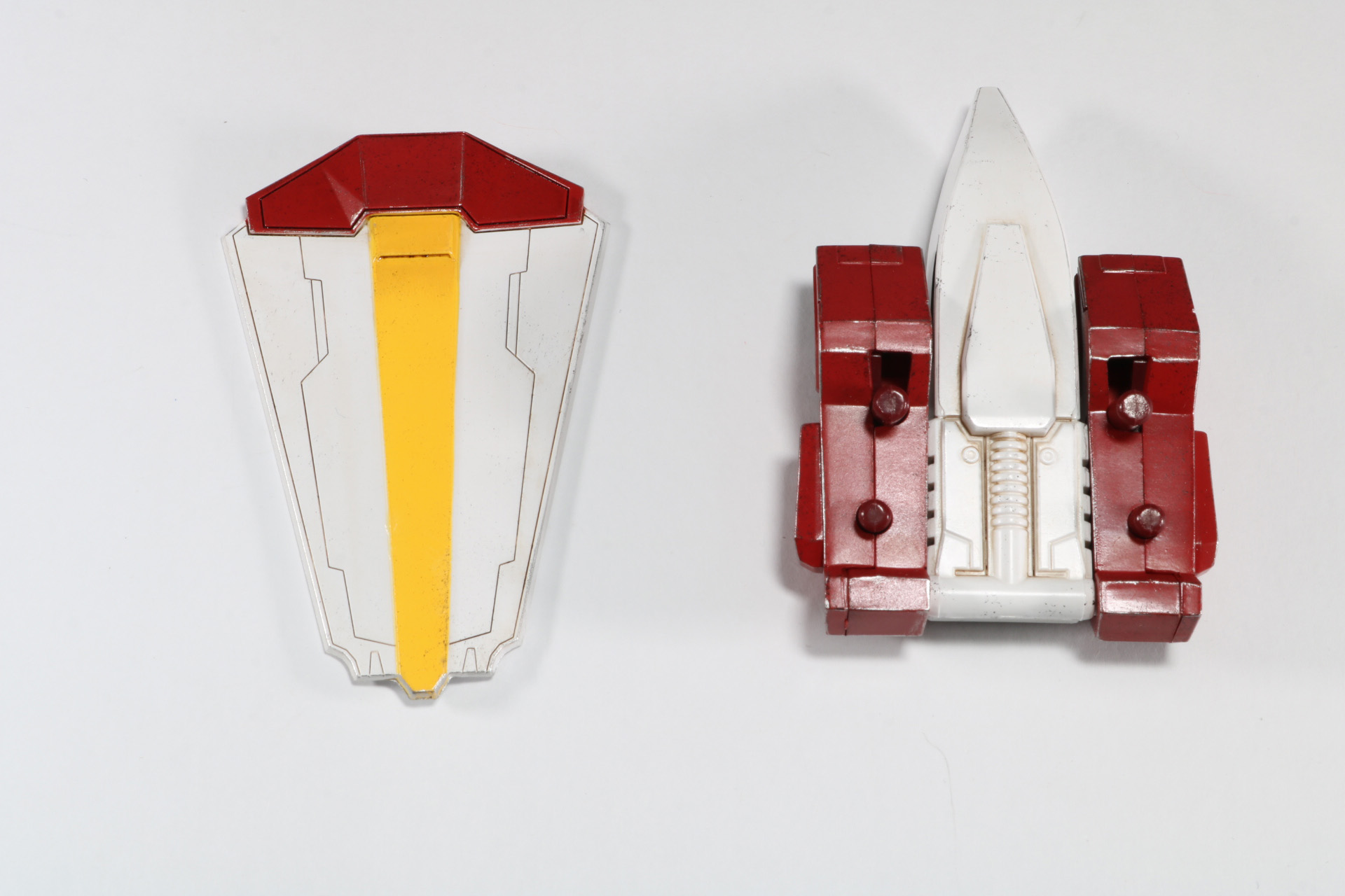 ガリアン本体に取り付けるリア・アーマーと背中の装甲パーツ