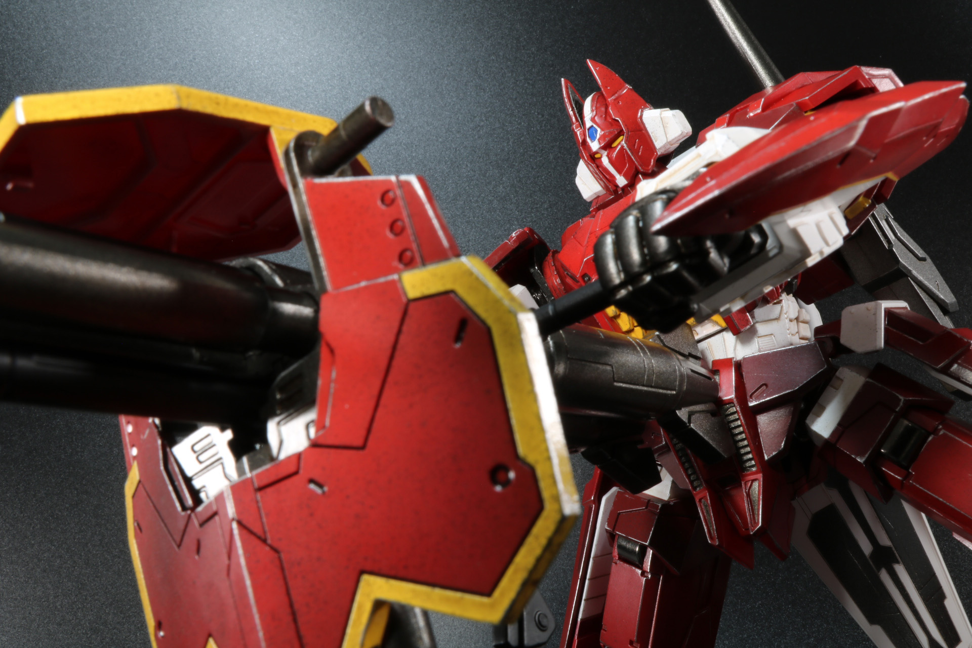 飛装砲は角度調整が可能。劇中の射撃ポーズも再現できる