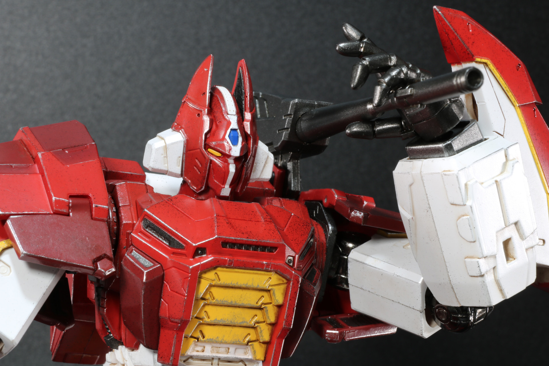 飛装砲は角度調整が可能。劇中の射撃ポーズも再現できる