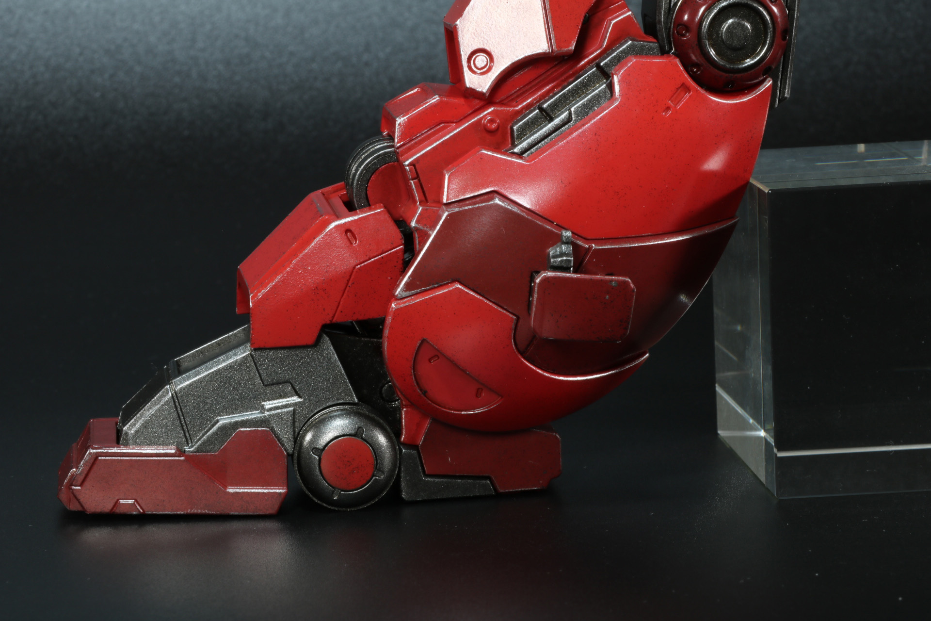 左脚部の装甲パーツを自走改のコックピットパーツに交換