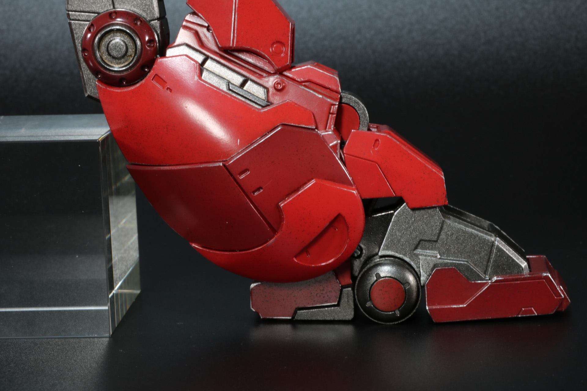 右脚部の装甲パーツをケーブルパーツと接続できるものに交換