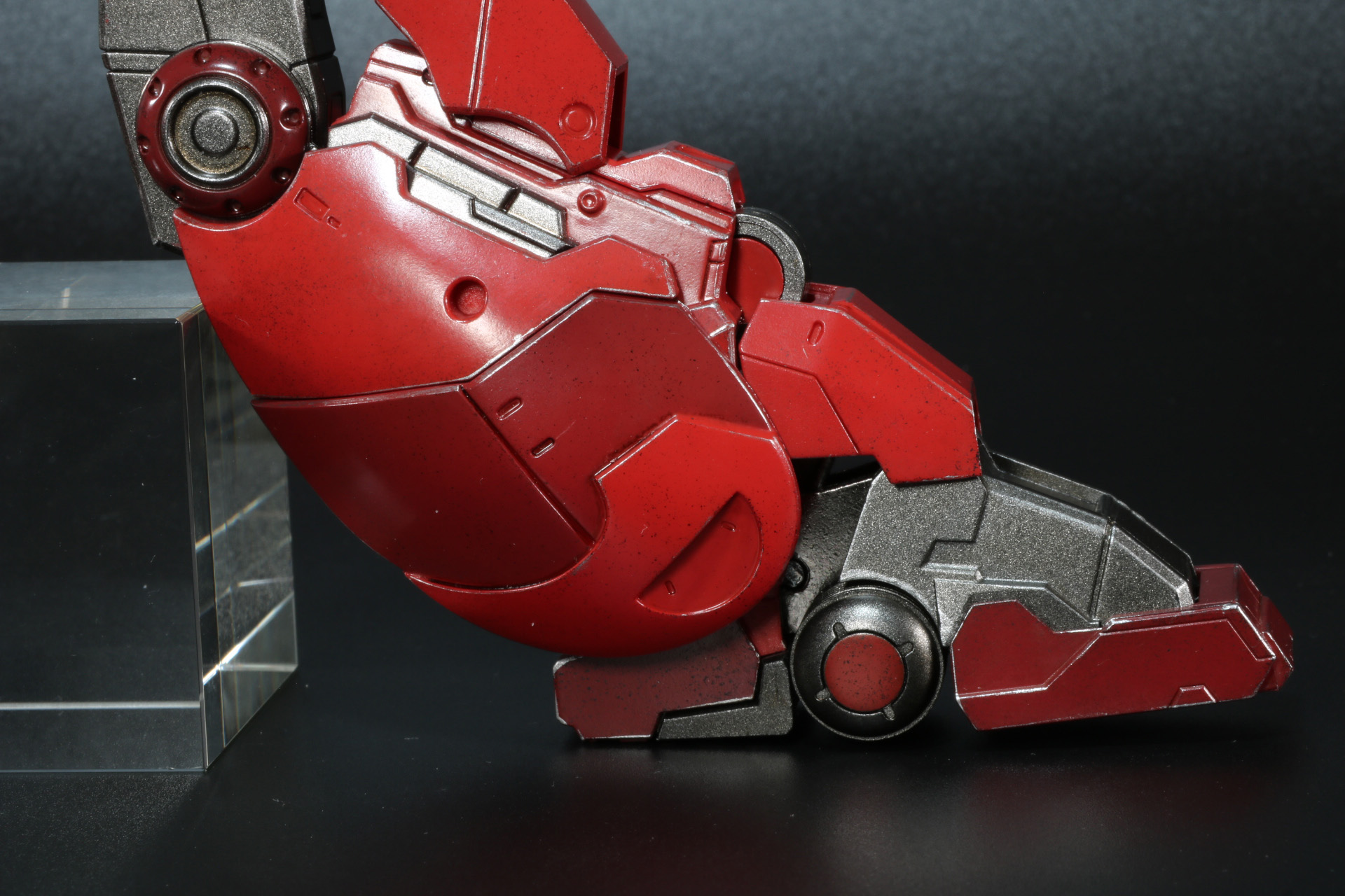 右脚部の装甲パーツをケーブルパーツと接続できるものに交換