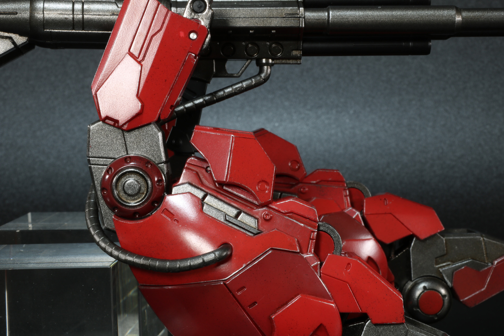 右脚部の接続部と重装砲の接続部をケーブルパーツで繋げる