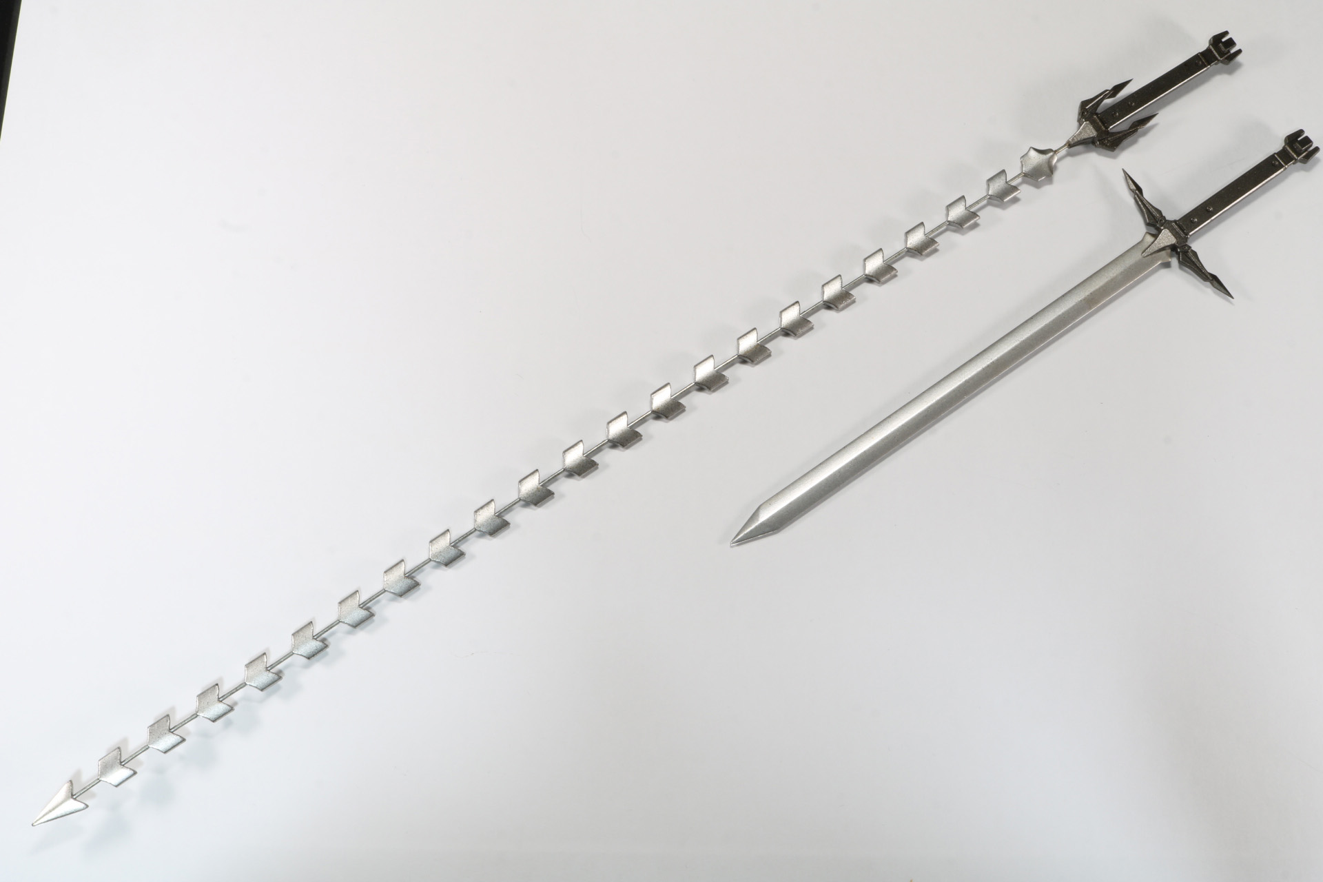 通常の剣と比較すると刀身の長さが約2倍近く違う