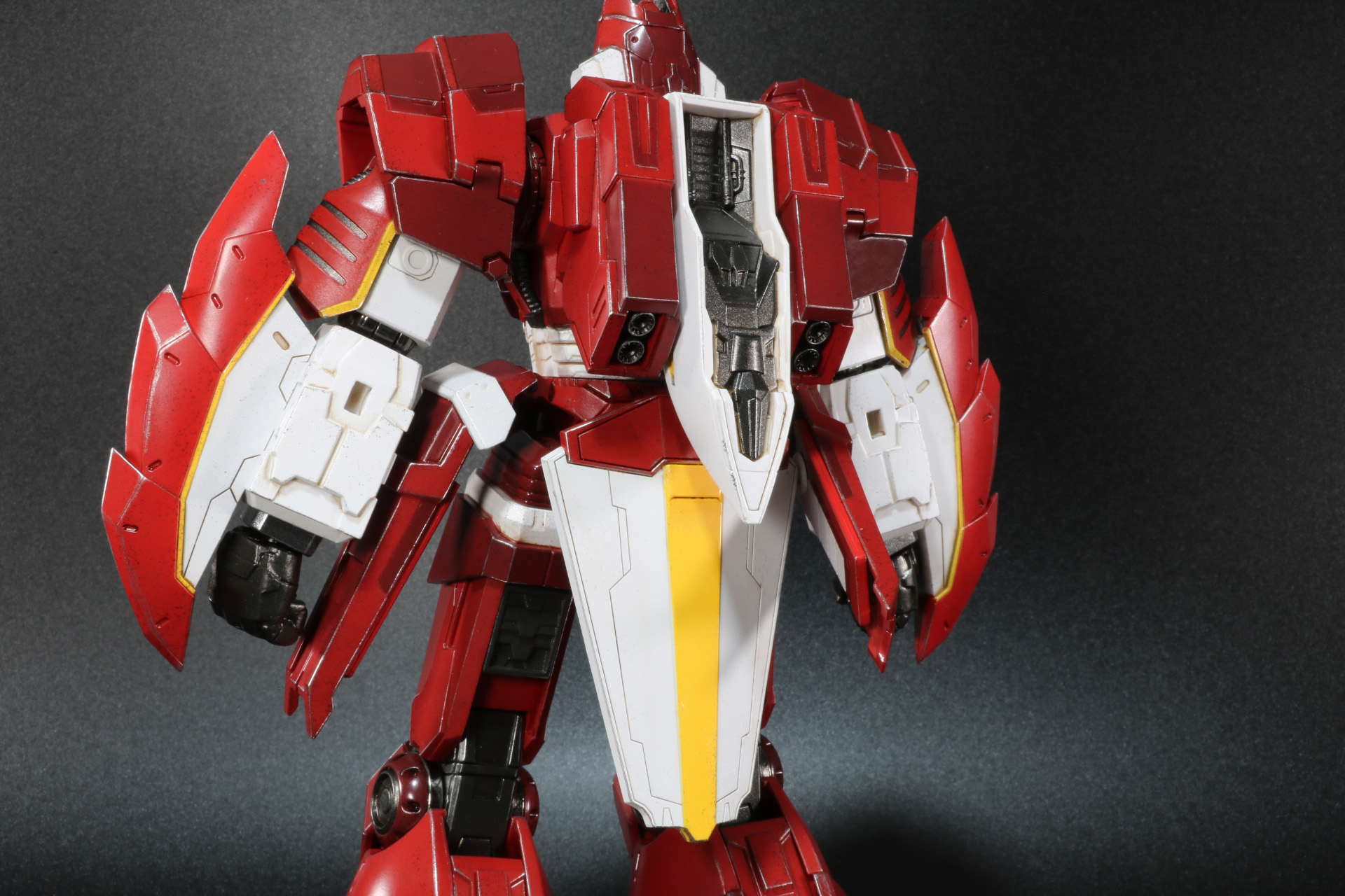 本体の背面パーツとリアアーマー装着