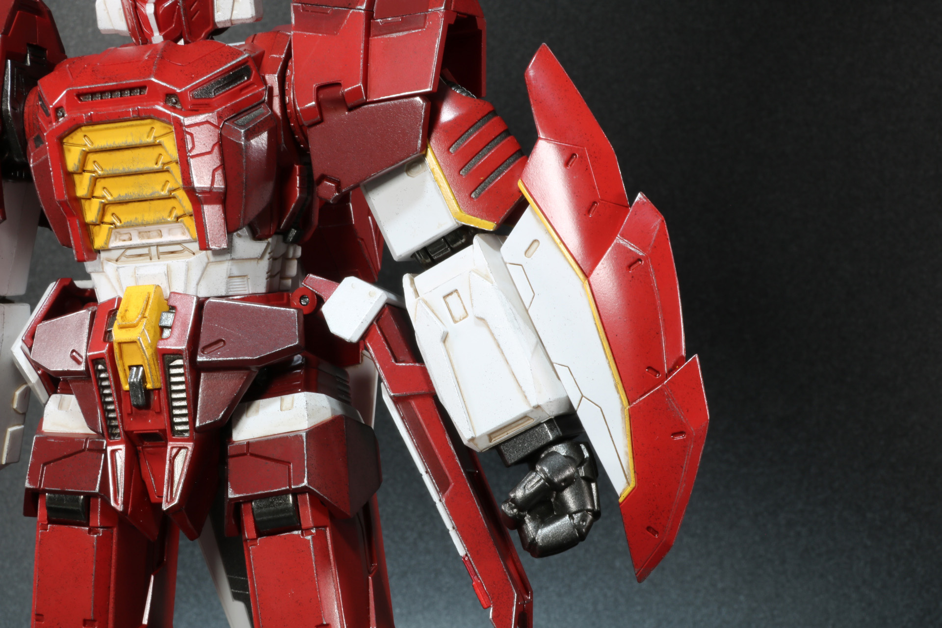 前腕部を引っ張り、肘関節を露出させる