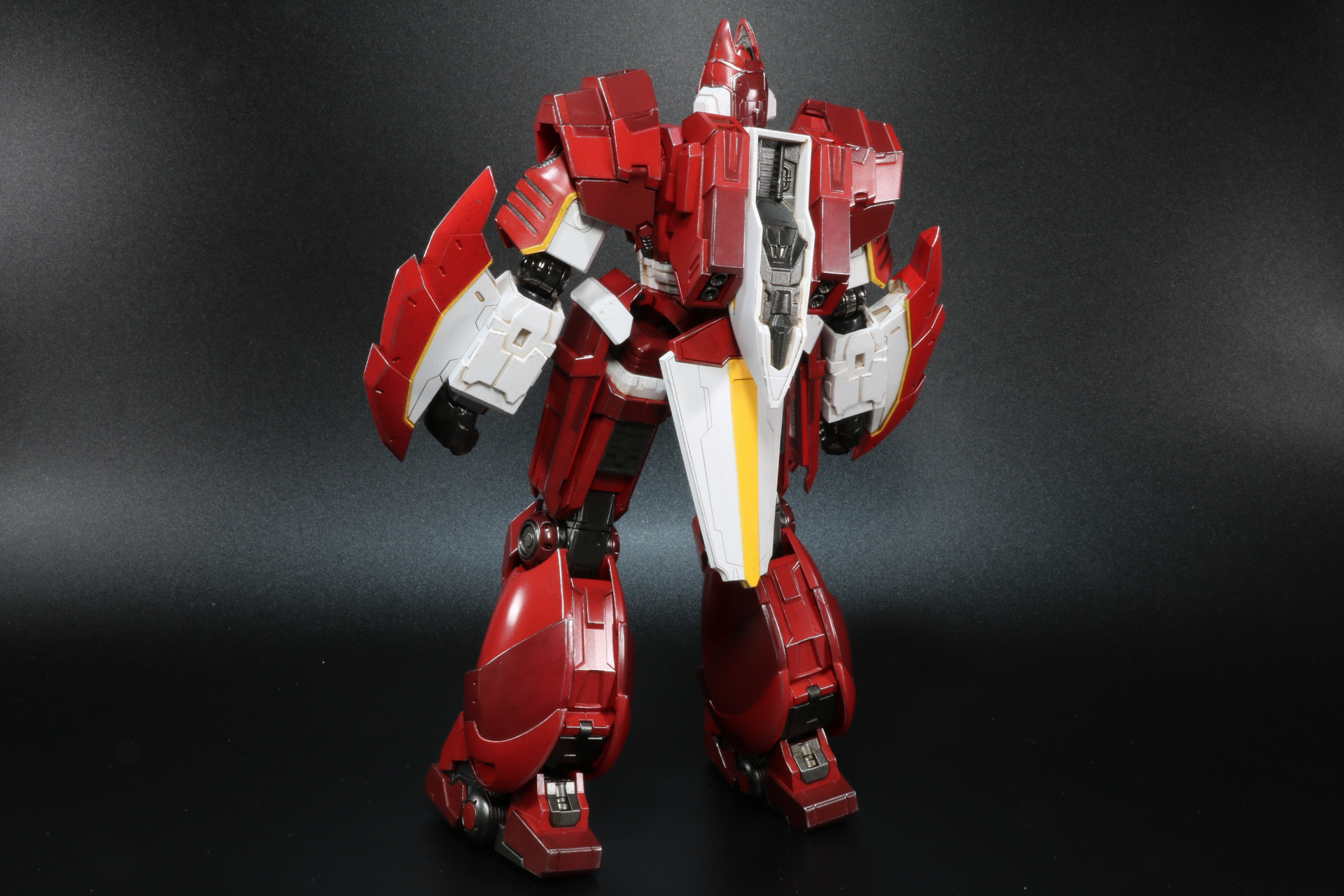 キリっとした顔つきや中央を走る白いライン、装甲の塗装が剥がれたような汚しがガリアンの世界観にマッチしている