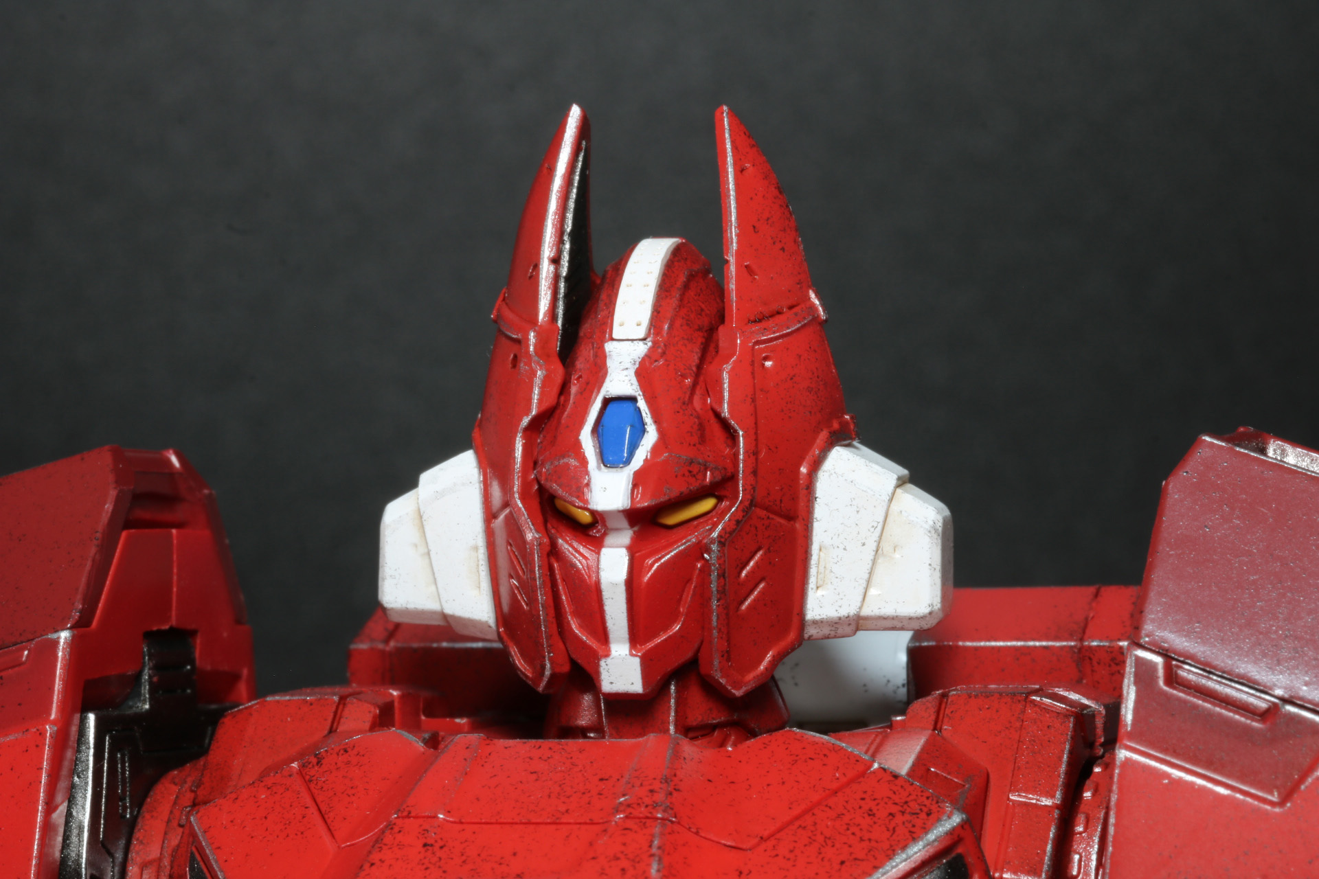 キリっとした顔つきや中央を走る白いライン、装甲の塗装が剥がれたような汚しがガリアンの世界観にマッチしている