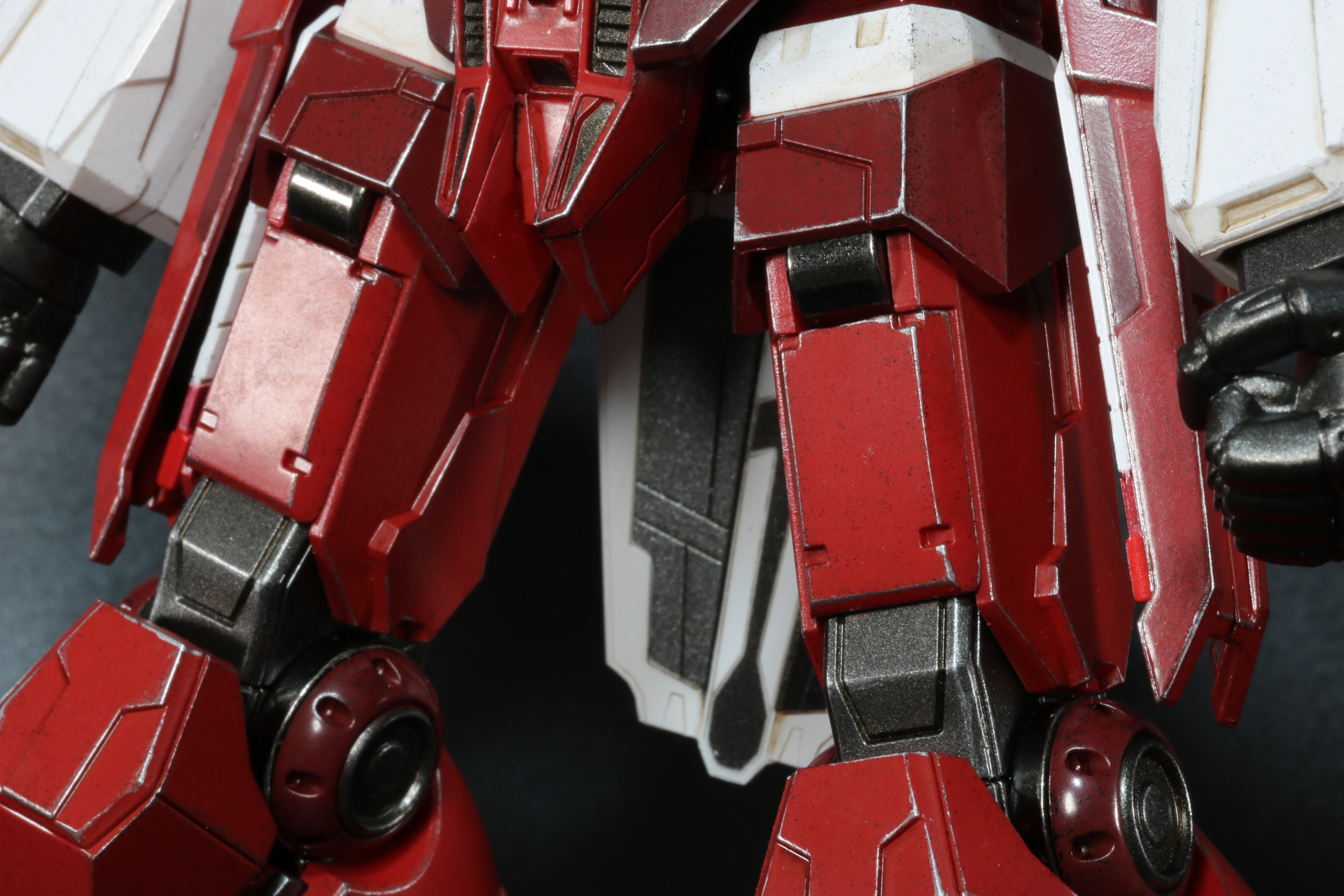 脚部は四角いブロック形状を取りながら、ディテールアップしたモールド表現が施されている