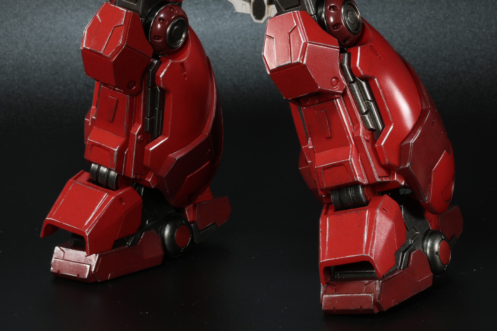 装甲とその隙間から見える鋼の表現が重厚感あるものとなっている。なお、劇中に合ったローラーダッシュ時の側面のパーツをおろすギミックはない