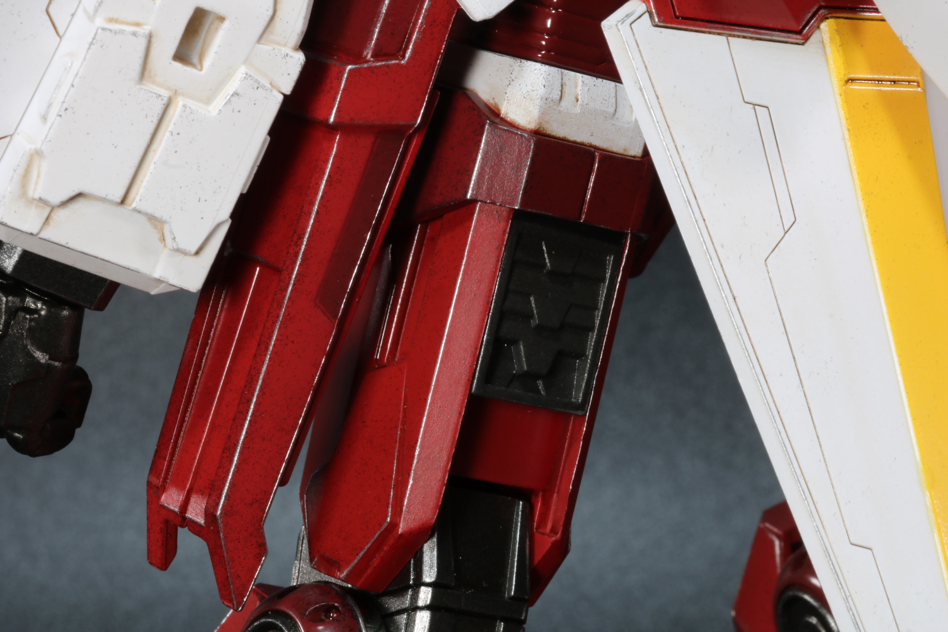 脚部背面のシャッターパーツも再現されている