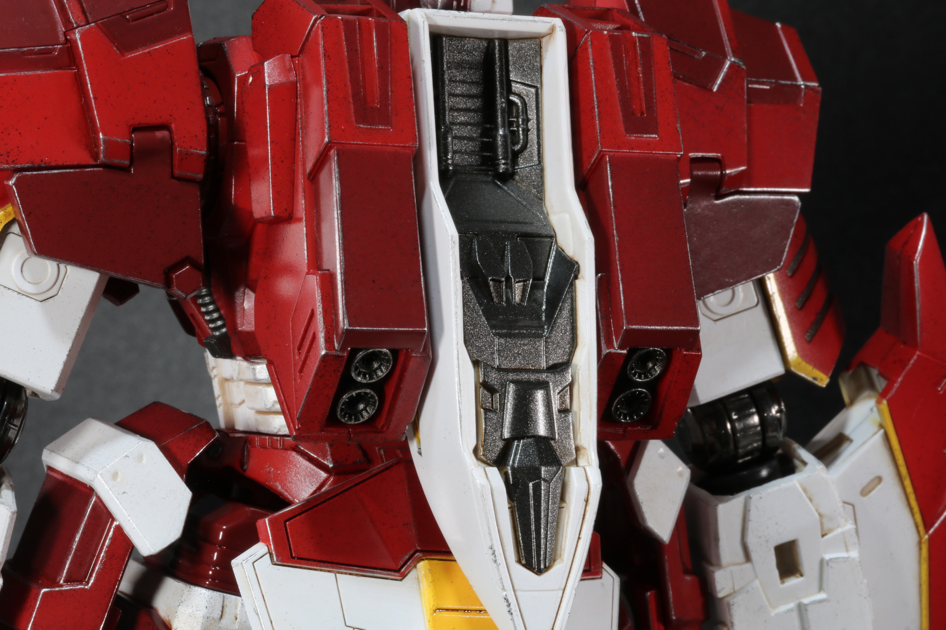 背面のパーツは内部も作りこまれている