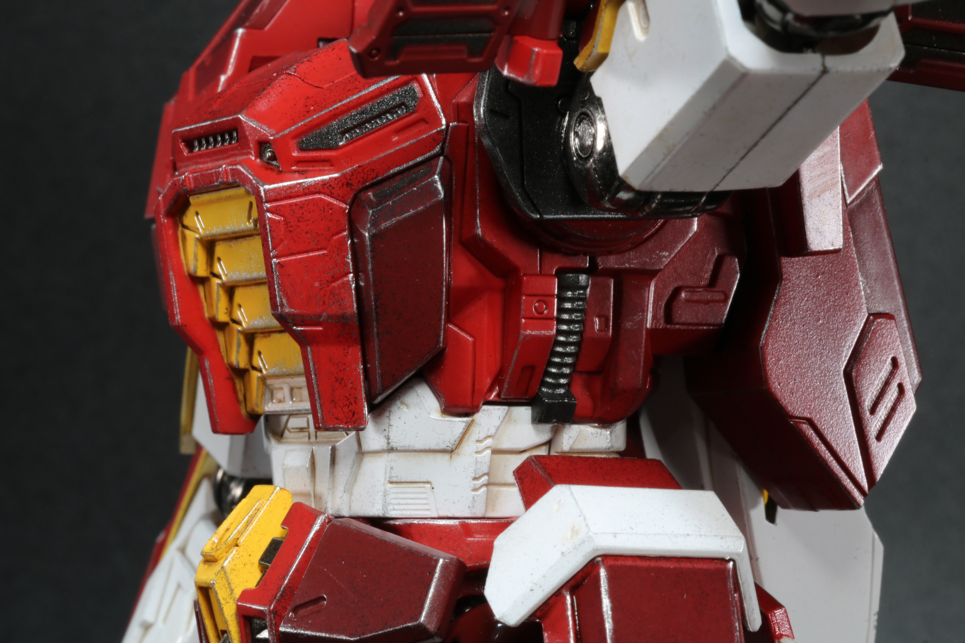 脇の部分にもパイプの造形が施されている