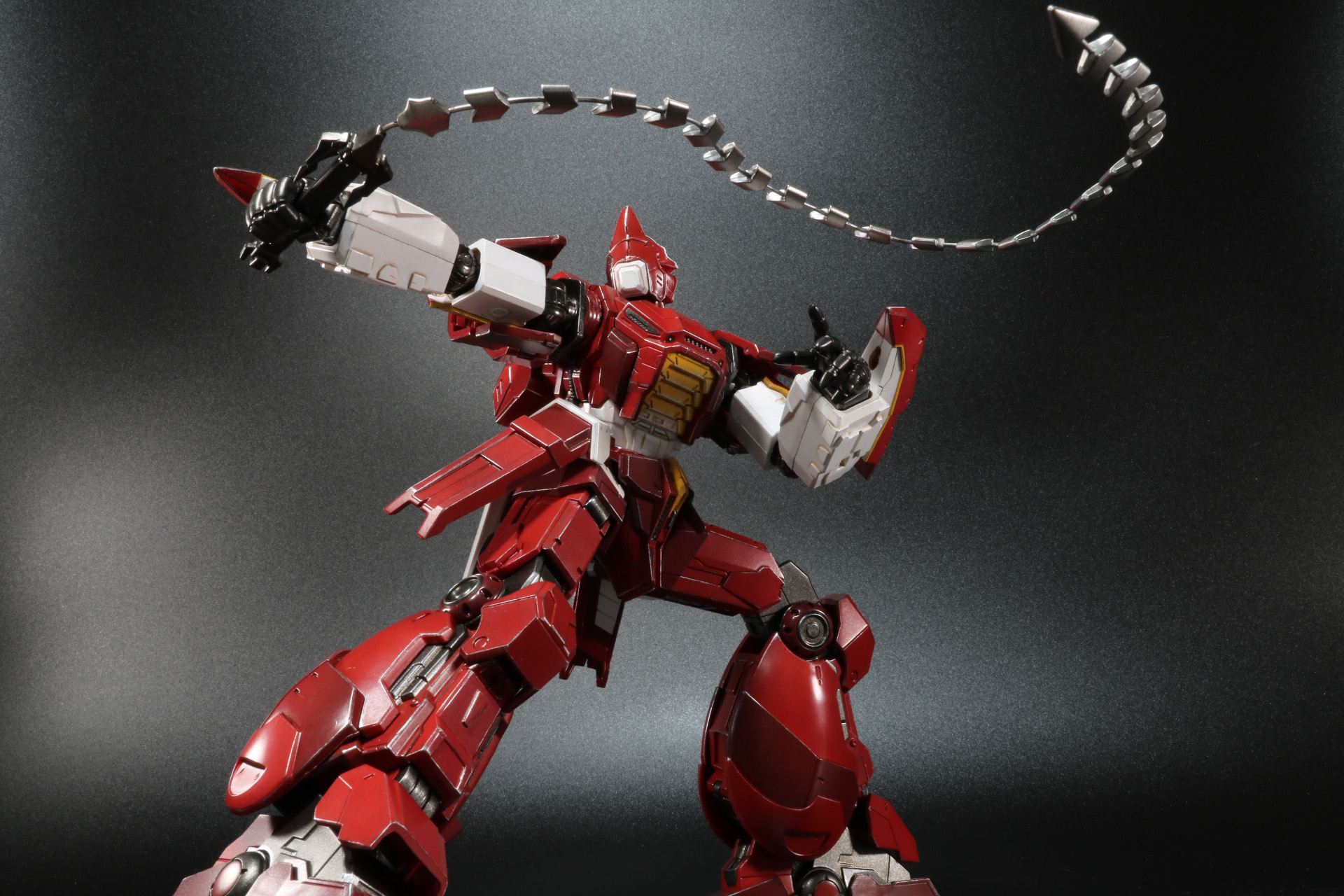 鞭形態の剣はワイヤーで各部が繋がっており、自由に曲げることができる