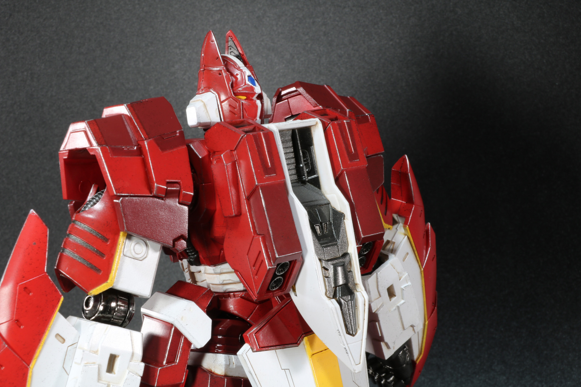 背面の装甲を展開して被せる